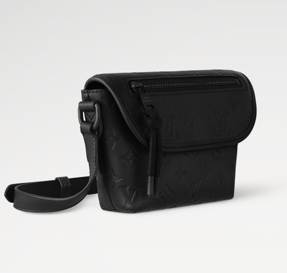 <p>モノグラム･シャドウレザー製のコンパクトなクロスボディバッグ。調節可能なストラップで快適に持ち運べ、日常の必需品を収納可能。</p>