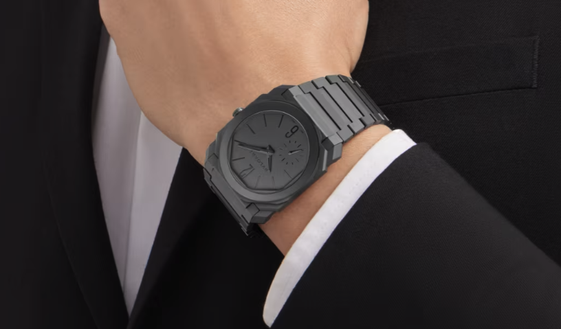 <p>厚さ6.85mmの極薄ケースが、袖口にすっきりと収まり、ビジネスシーンでも快適に着用可能。</p>