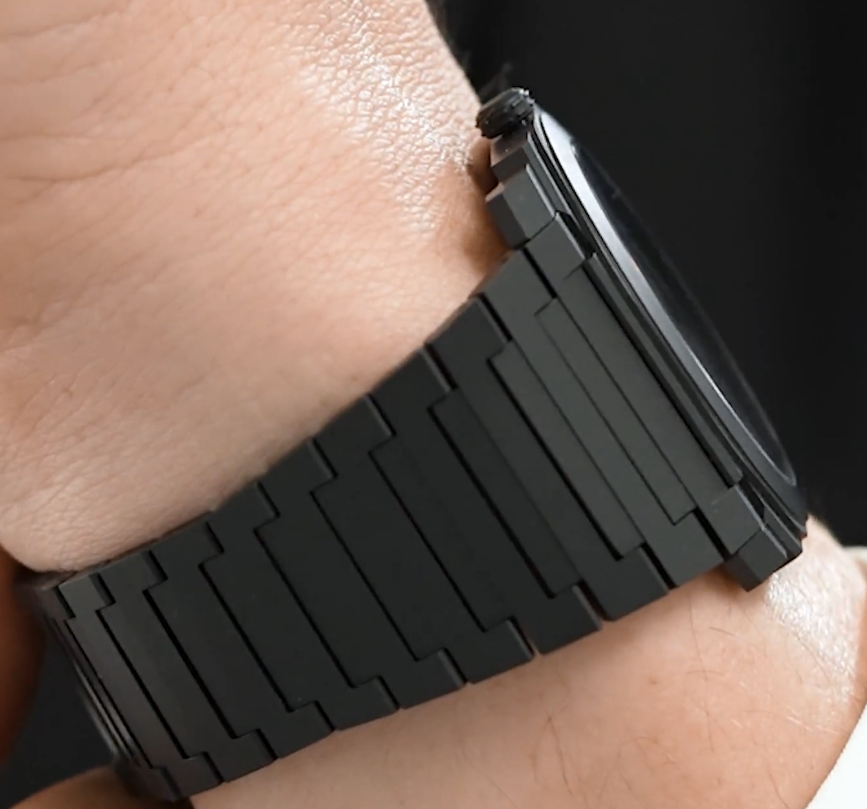 <p>厚さ6.85mmの極薄ケースが、袖口にすっきりと収まり、ビジネスシーンでも快適に着用可能。</p>