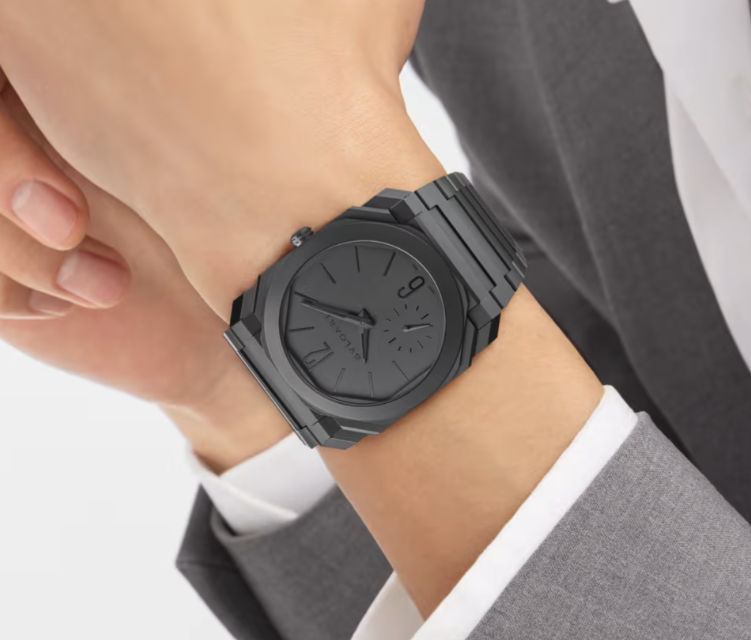 <p>サンドブラスト加工のチタニウム製ケースとブレスレットが、軽量でありながら耐久性を提供。</p>