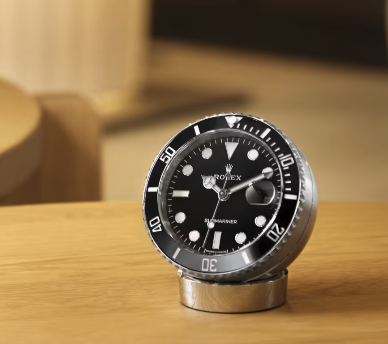 <p>サブマリーナー デイトのデザインを忠実に再現し、デスク上でブランドの世界観を体感できるアイテム。</p>