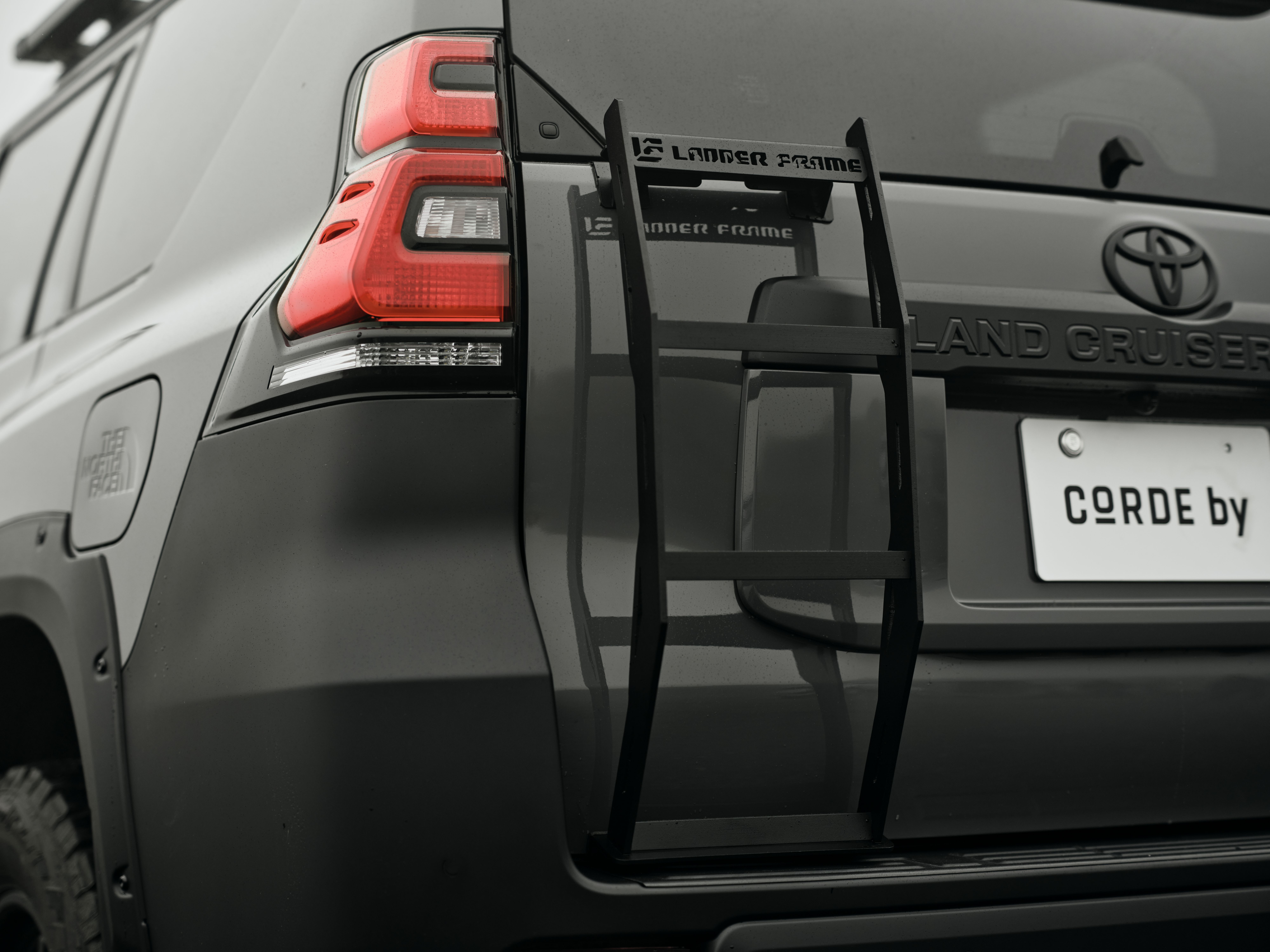 <p>フラットタイプのルーフキャリアやリヤガラス開閉可能なハーフラダーなど、アウトドアユーザーに役立つ装備を完備。</p>