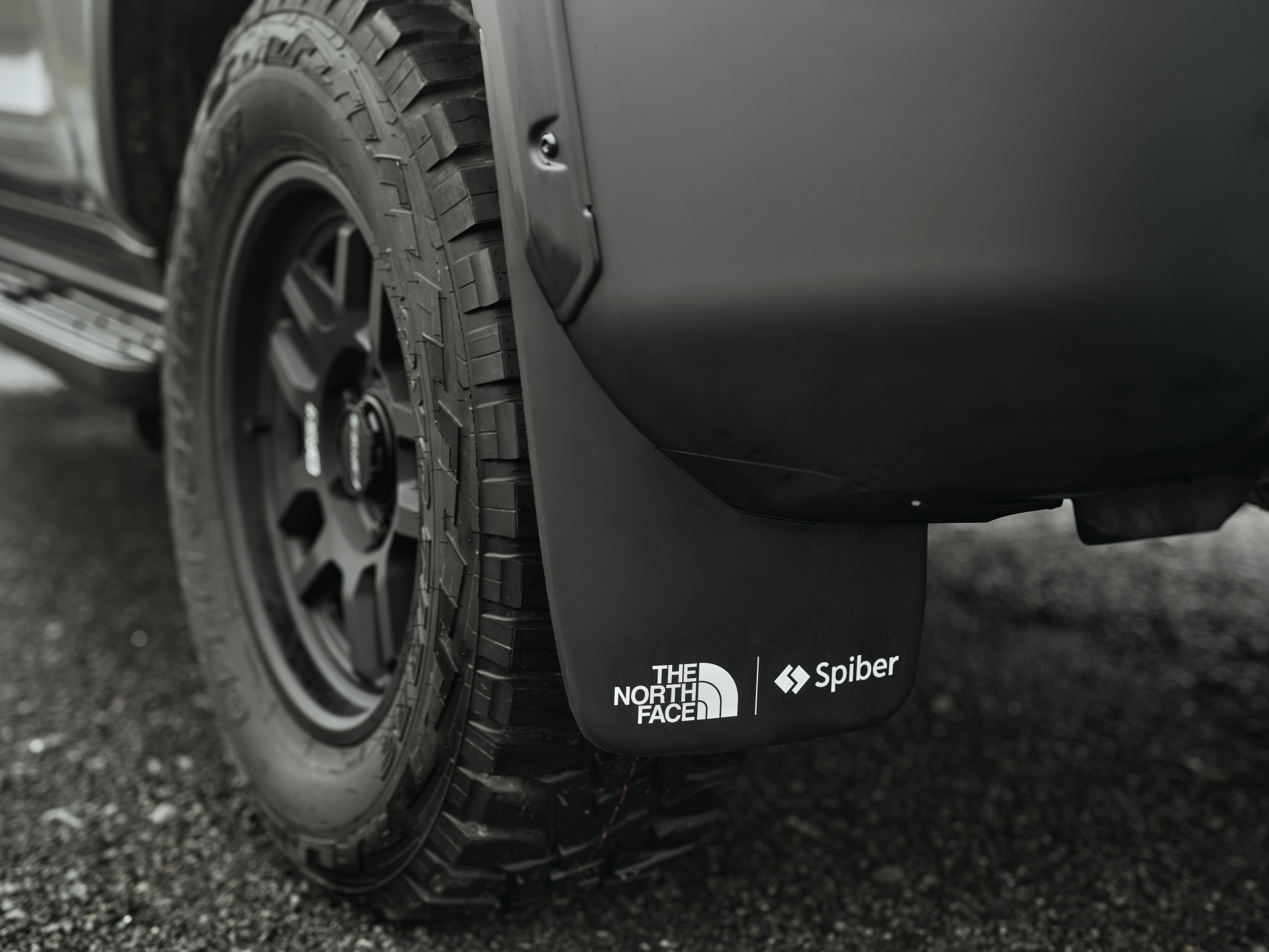 <p>給油口やマッドガードなどの細部にもTHE NORTH FACEロゴを配置。</p>