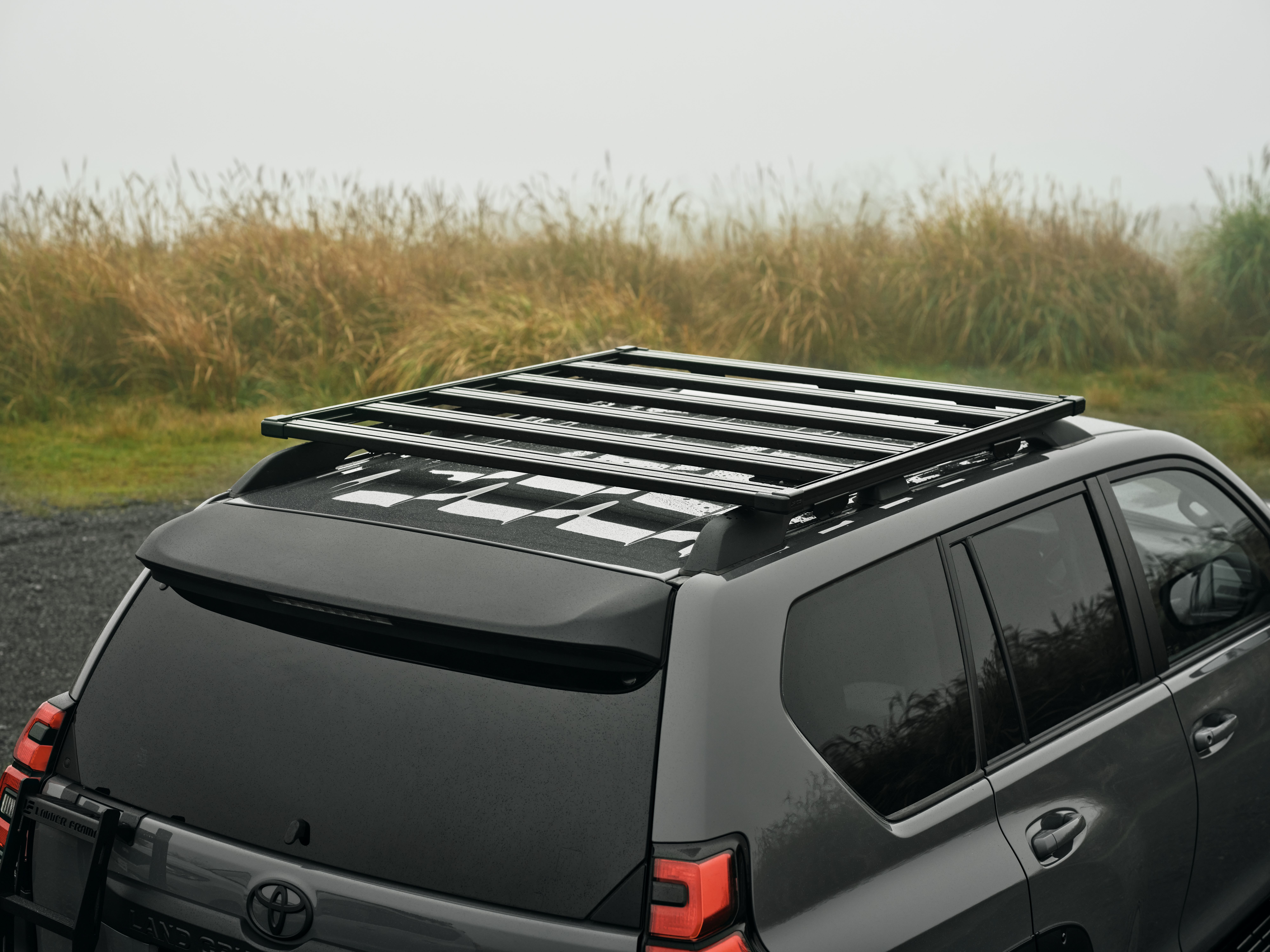 <p>フラットタイプのルーフキャリアやリヤガラス開閉可能なハーフラダーなど、アウトドアユーザーに役立つ装備を完備。</p>