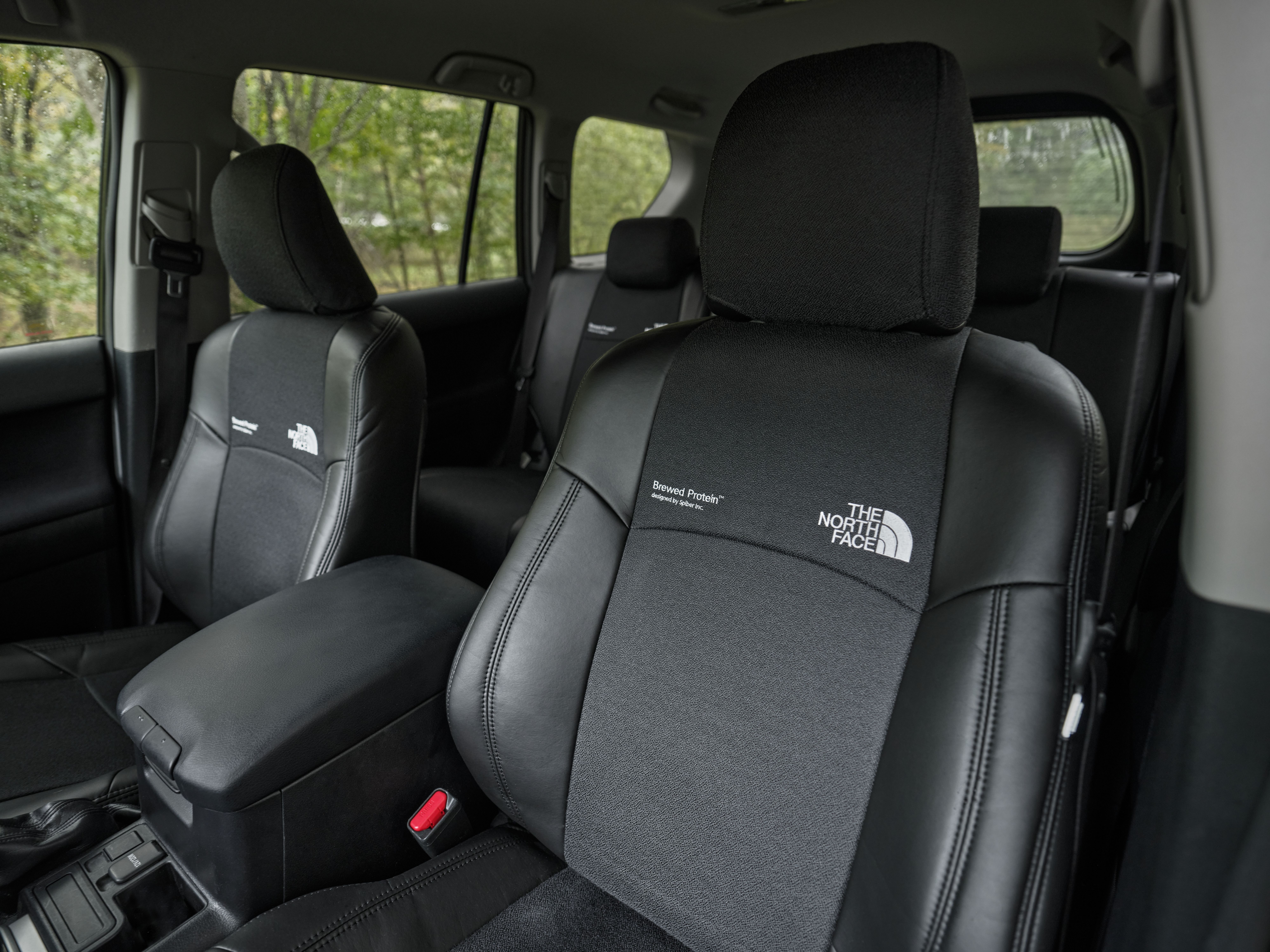 <p>次世代繊維「Brewed Protein™ファイバー」を世界で初めてシート素材に使用。ブラック基調のシートカバーに、背もたれとコンソールボックスへブランドロゴを配置。</p>