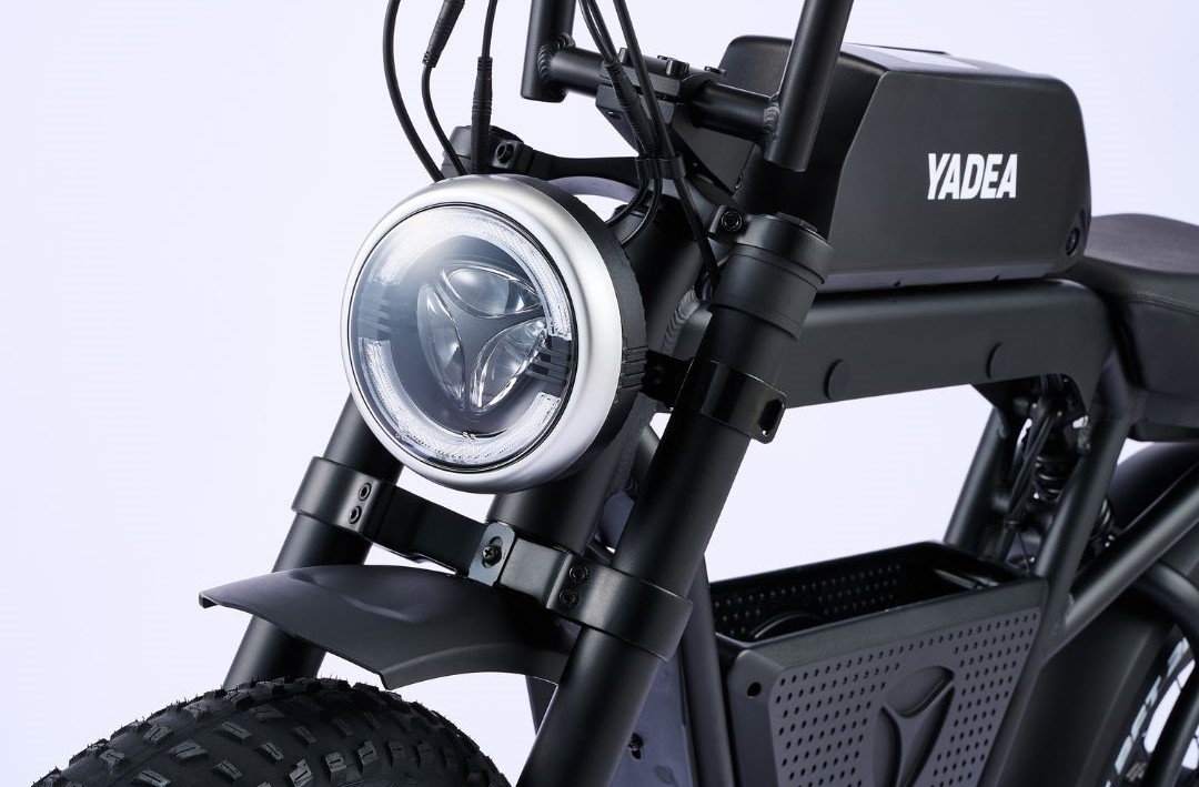 <p>最大航続距離196kmのLG製大容量バッテリー搭載。長距離移動や連日の使用もバッテリー切れの心配が少ない。</p>