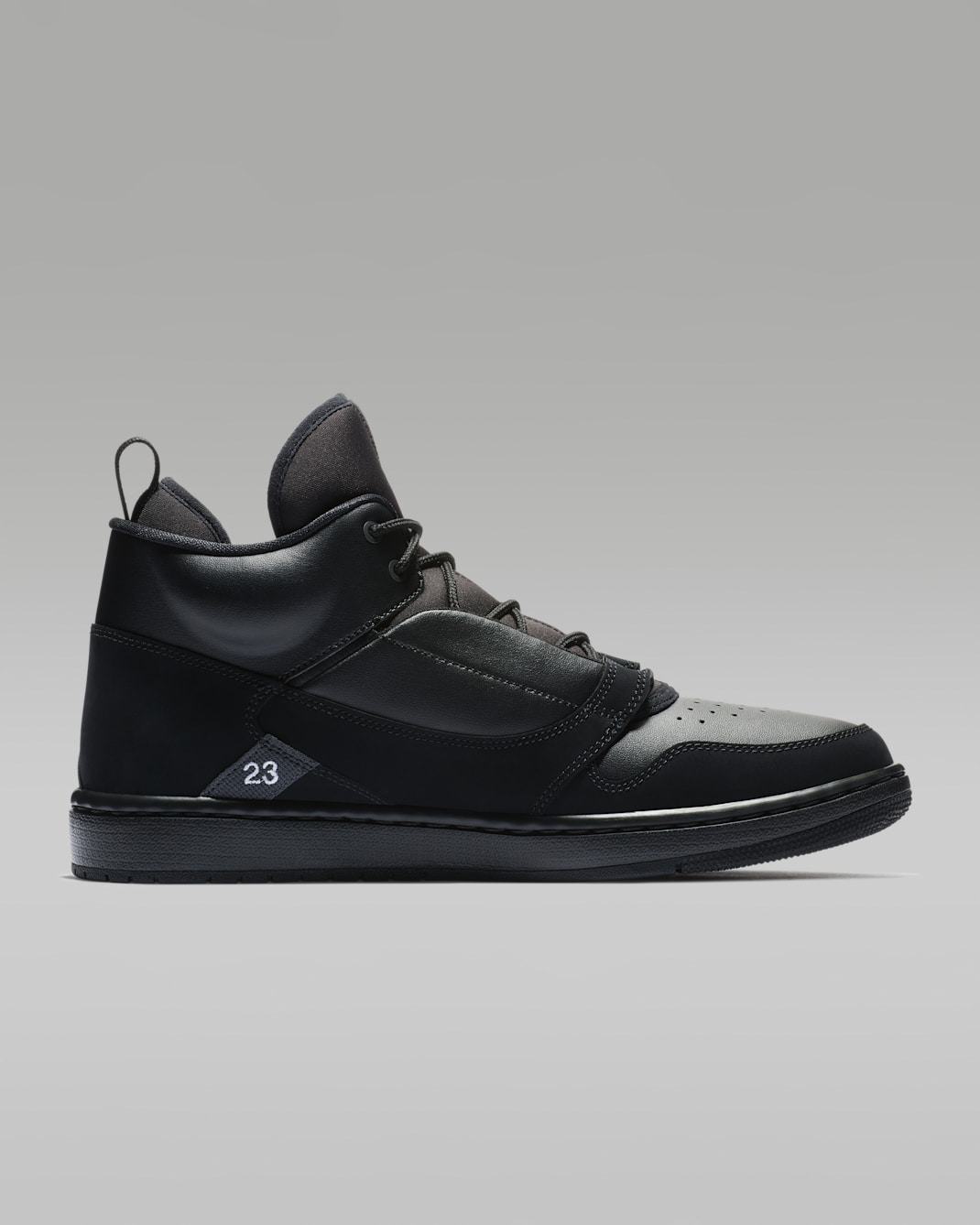 <p>フォームミッドソールによるクッション性が着地時の衝撃を緩和。日々のスポーツやアクティブなシーンに対応。</p>