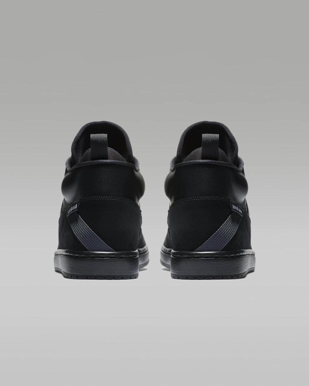 <p>ラバーアウトソールがあらゆる路面で耐久性のあるトラクションを発揮。屋内外問わずバスケットボールコートへの対応力がある設計。</p>