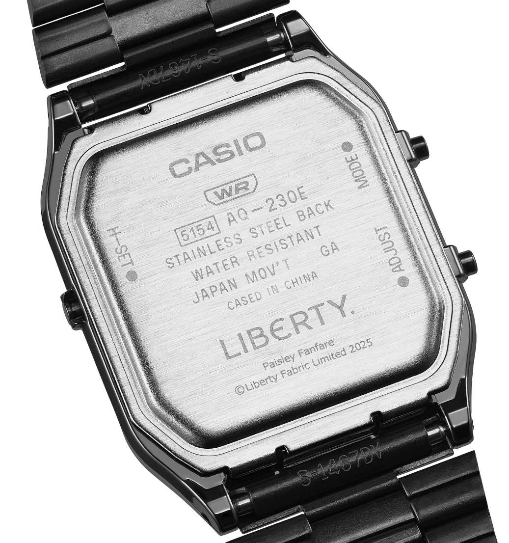 <p>LIBERTY.ロゴが中留と裏蓋に刻印され、ペイズリーファンファーレを配した特別パッケージで提供。ギフトやコレクションにも適した仕様。</p>