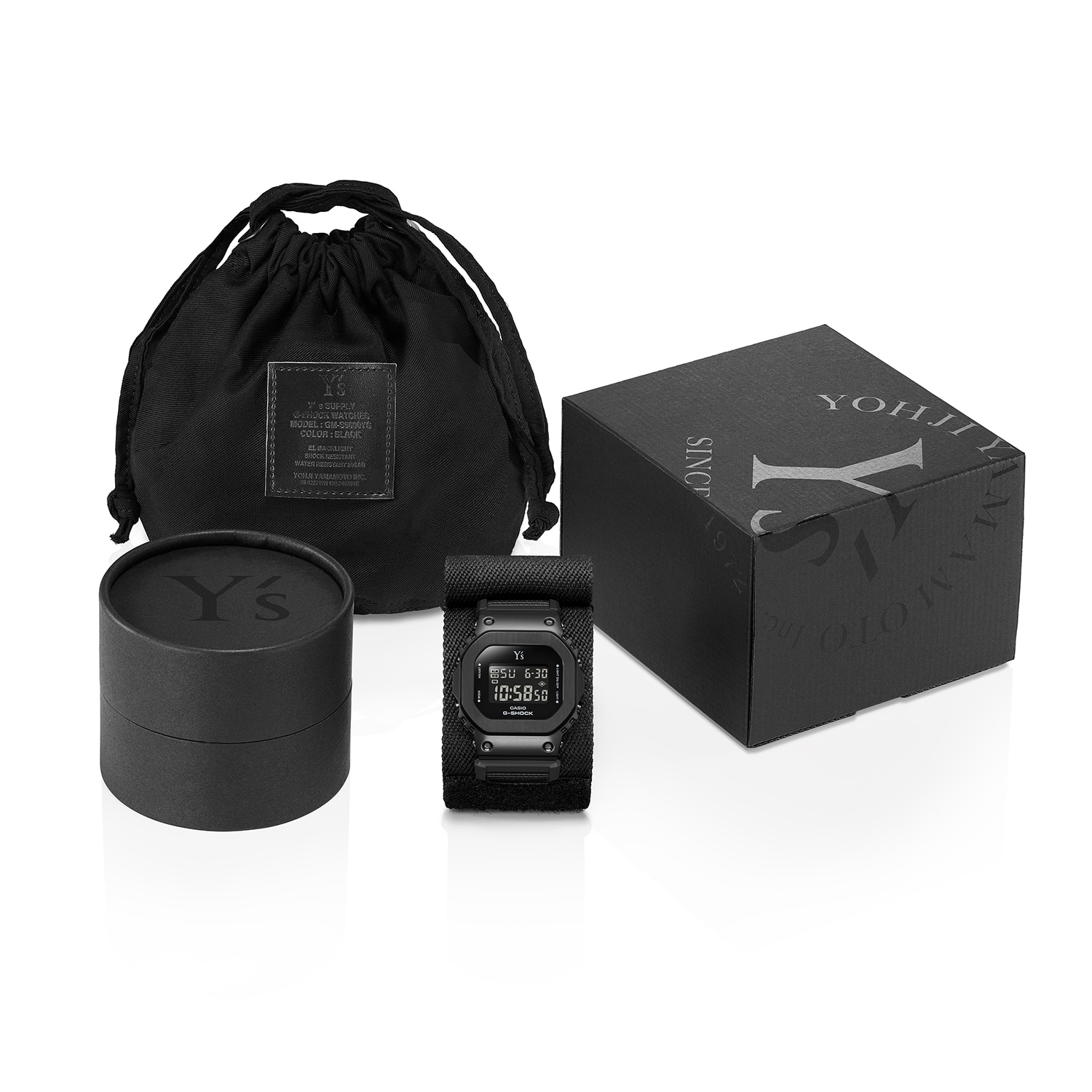 <p>Y’sロゴ入りの文字盤と裏蓋、ブラックで統一されたパッケージ、専用ドローストリングバッグが付属。2023年に数量限定で国内外の一部店舗とオンラインで発売された。</p>