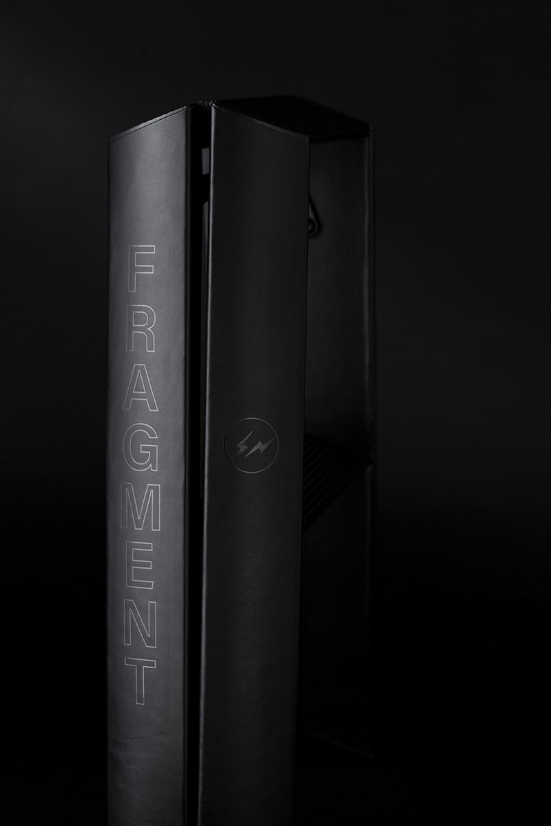 <p>第2弾はフラグメントロゴも黒で主張しすぎないデザイン。耐久性を保てるよう、試作を重ね1台1台職人が手作業で張ったレザー仕様。</p>