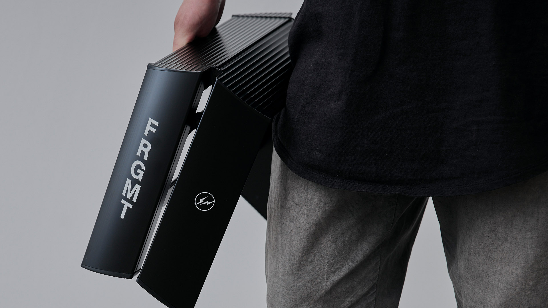 <p>全2弾のコラボレーションでデザインも第1弾と第2弾で異なる。第1弾はマットブラックのボディにホワイトのフラグメントロゴをあしらったデザイン。</p>