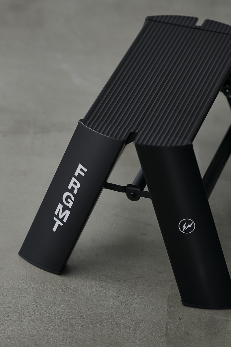 <p>使いやすさとデザイン性を兼ね備えた脚立「ルカーノ」と藤原ヒロシ主宰の「フラグメント」の特別コラボモデル。脚立としての実用性だけでなく、インテリアアイテムとしても空間のスタイリングに馴染む、シックで美しいデザイン。</p>