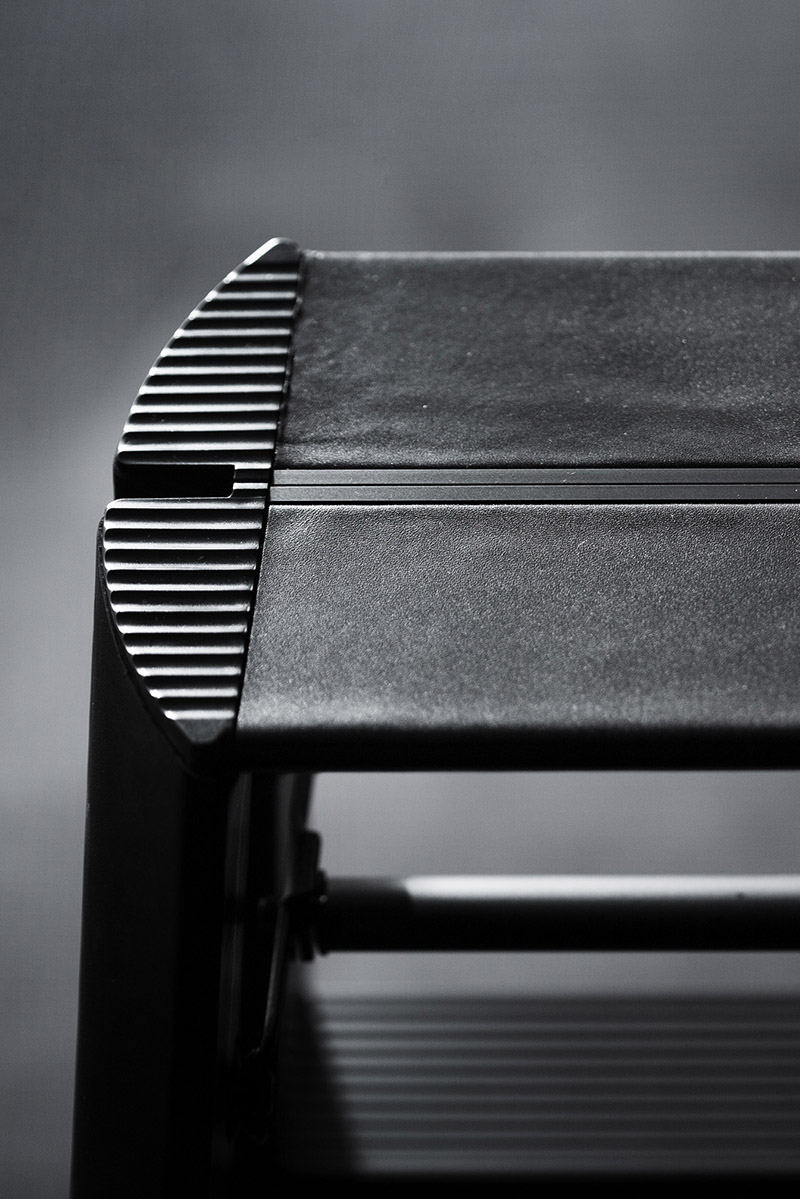 <p>第2弾はフラグメントロゴも黒で主張しすぎないデザイン。耐久性を保てるよう、試作を重ね1台1台職人が手作業で張ったレザー仕様。</p>