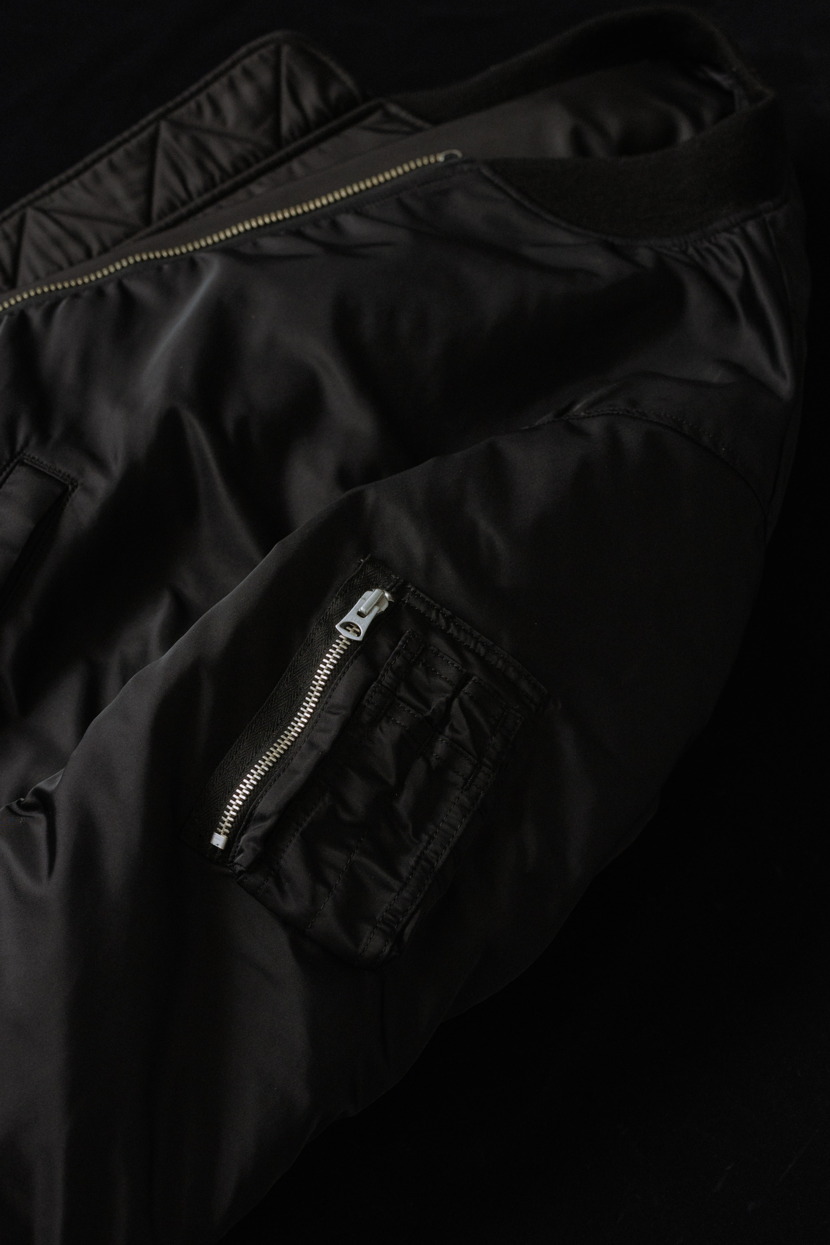 <p>インラインの真鍮ジップ仕様と異なり、BIOTOP別注モデルはブラックボディにアルミ製シルバージップを採用。ジップの色を変えるだけのシンプルな別注だがBIOTOPらしいモダンな仕上がりに。</p>