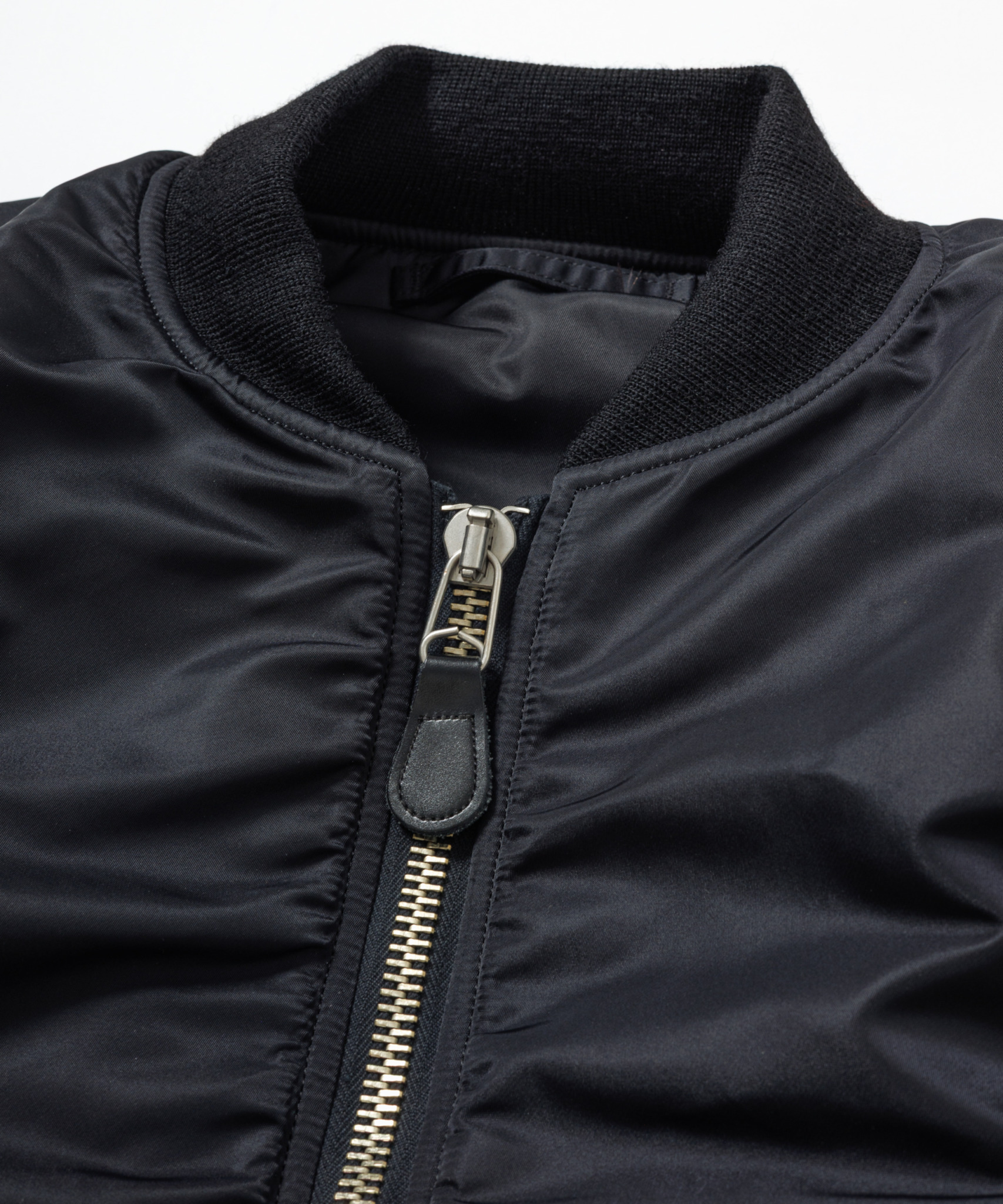 <p>インラインの真鍮ジップ仕様と異なり、BIOTOP別注モデルはブラックボディにアルミ製シルバージップを採用。ジップの色を変えるだけのシンプルな別注だがBIOTOPらしいモダンな仕上がりに。</p>