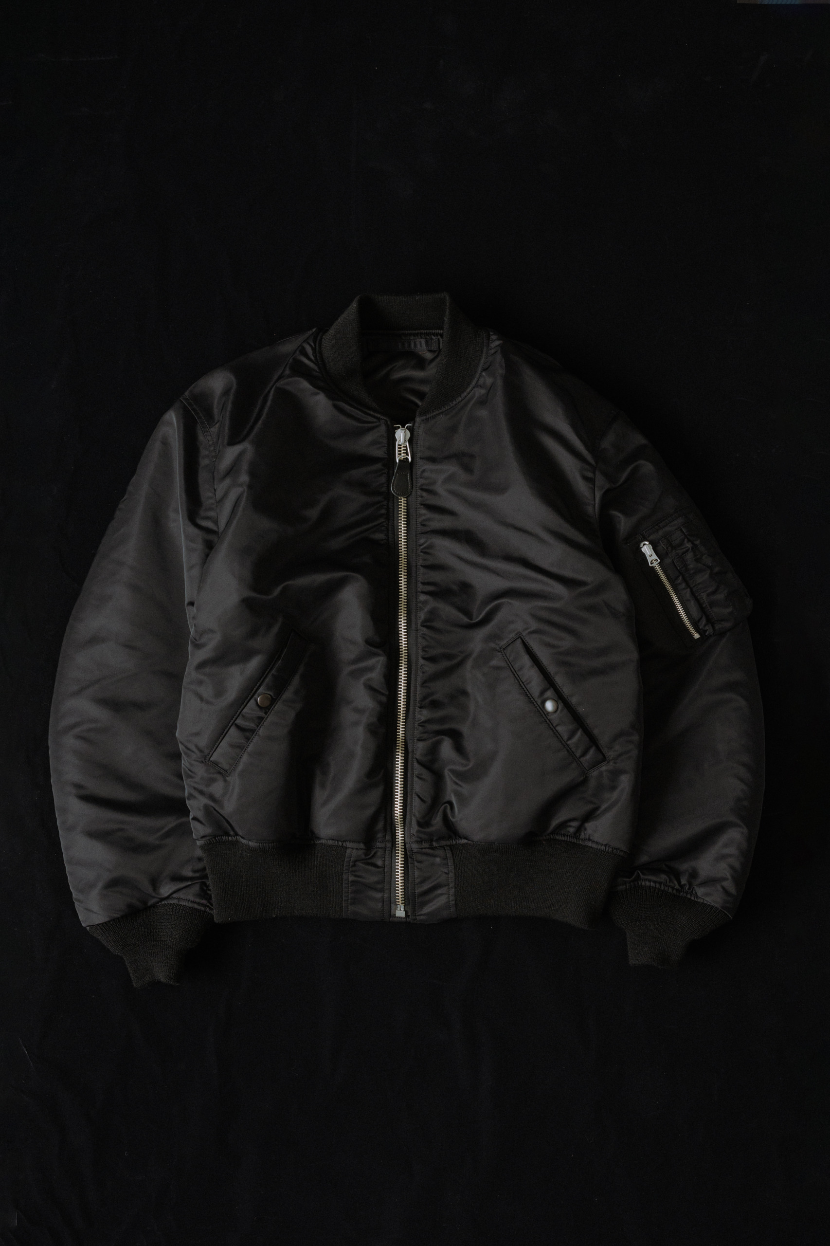 <p>1953〜1960年のMA-1をベースとしつつ、着丈短めのボックスシルエットを採用。動きやすく重ね着しやすい形状で、様々な日常スタイルに合わせられる。</p>