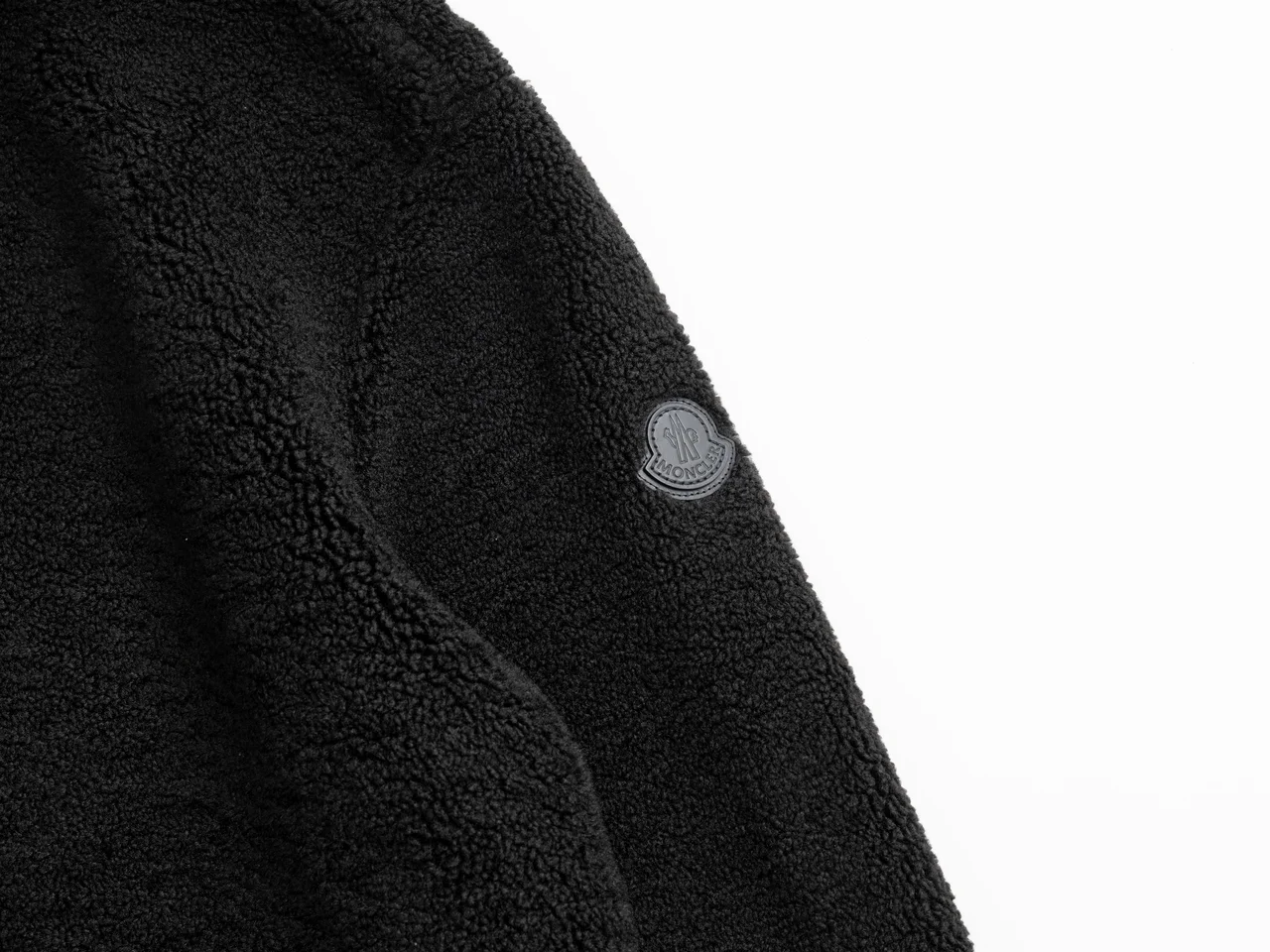 <p>柔らかなテディフリース素材が肌に心地よい。ニットトリミングとダブルレザーロゴパッチがエレガントな印象をプラスし、ディテールにもこだわりが見られる。</p>