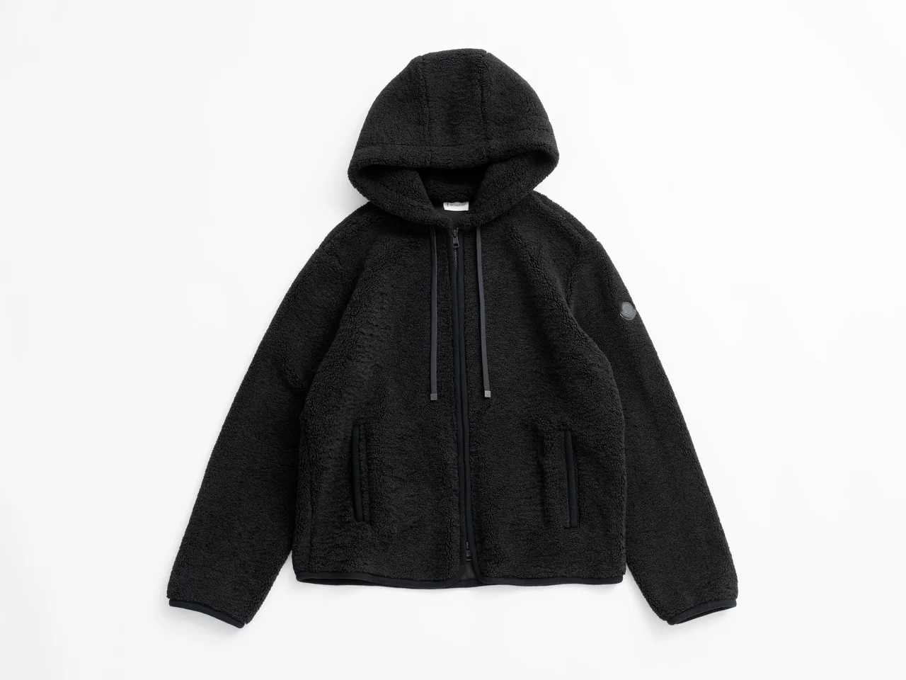 <p>ロンハーマンのみで展開される「MONCLER（モンクレール）」のフーディーのエクスクルーシブモデル。世界でもロンハーマンだけで展開されるシンプルかつクールなブラックカラー。</p>