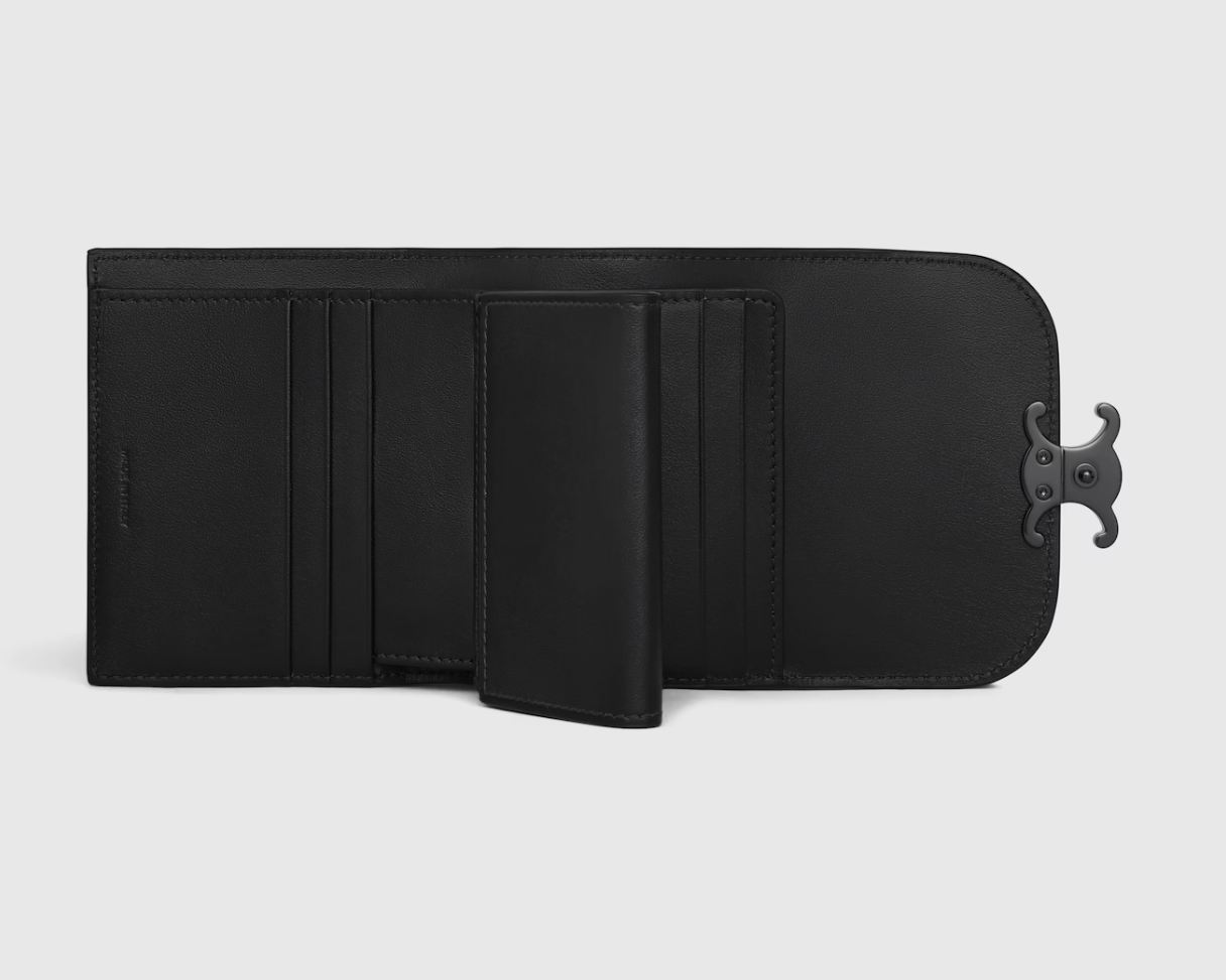 <p>5枚分のカードスロット、スナップ付きコインポケット、ノートポケット、2つのフラットポケットを搭載。日常の支払いや整理に便利な収納力。</p>