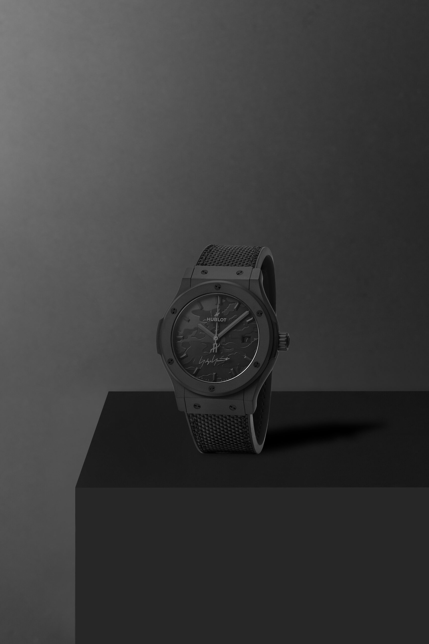 <p>42mmマットブラックのセラミックケースと、光の加減で表情が変わるブラックオンブラックのカモフラージュダイアルが特徴。着用するたびに異なる印象を楽しめる。</p>