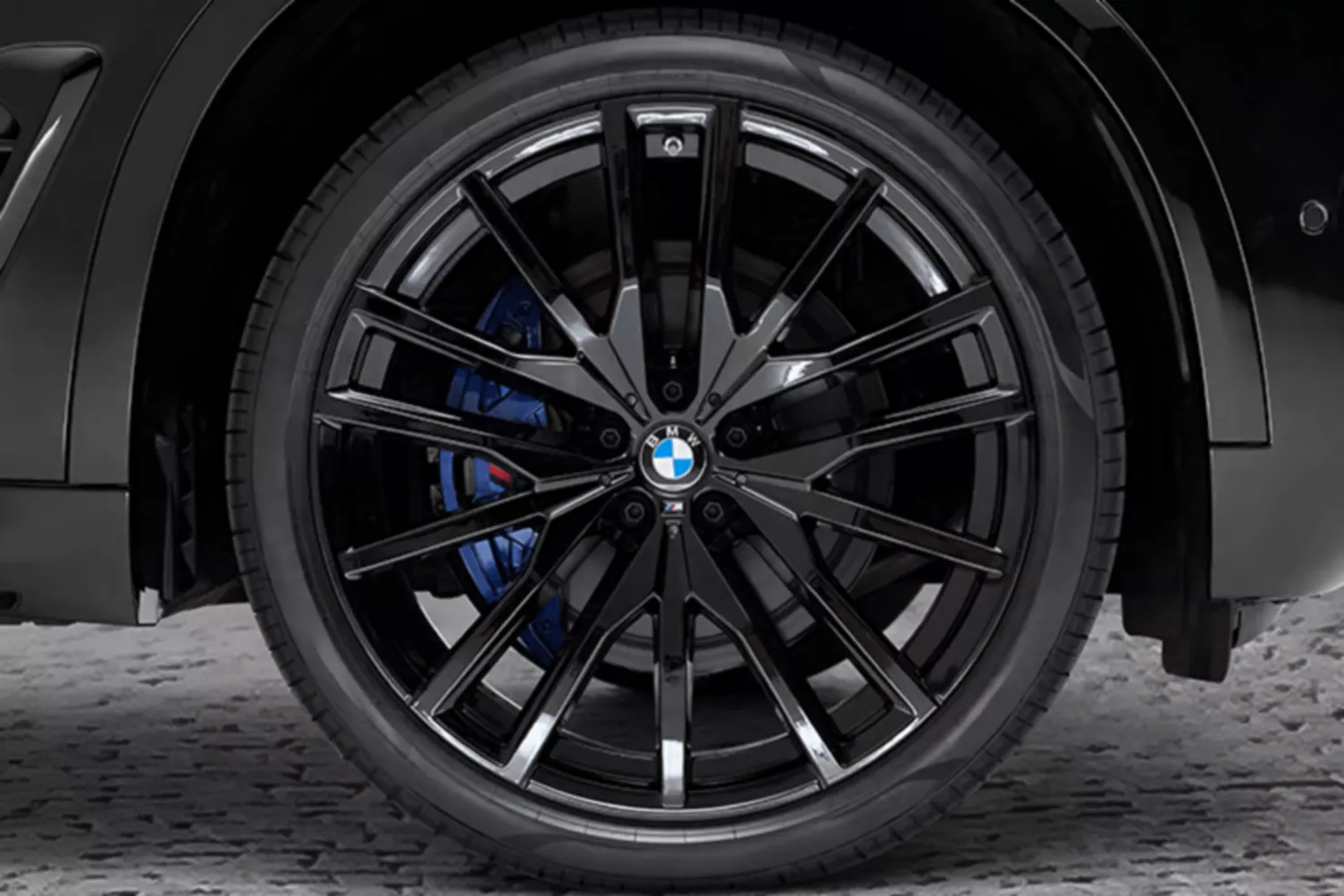 <p>ブラック・キドニー・グリルと22インチのオール・ブラック・ホイールが、精悍なフロントフェイスを演出。都市の夜景にも映えるデザイン。</p>