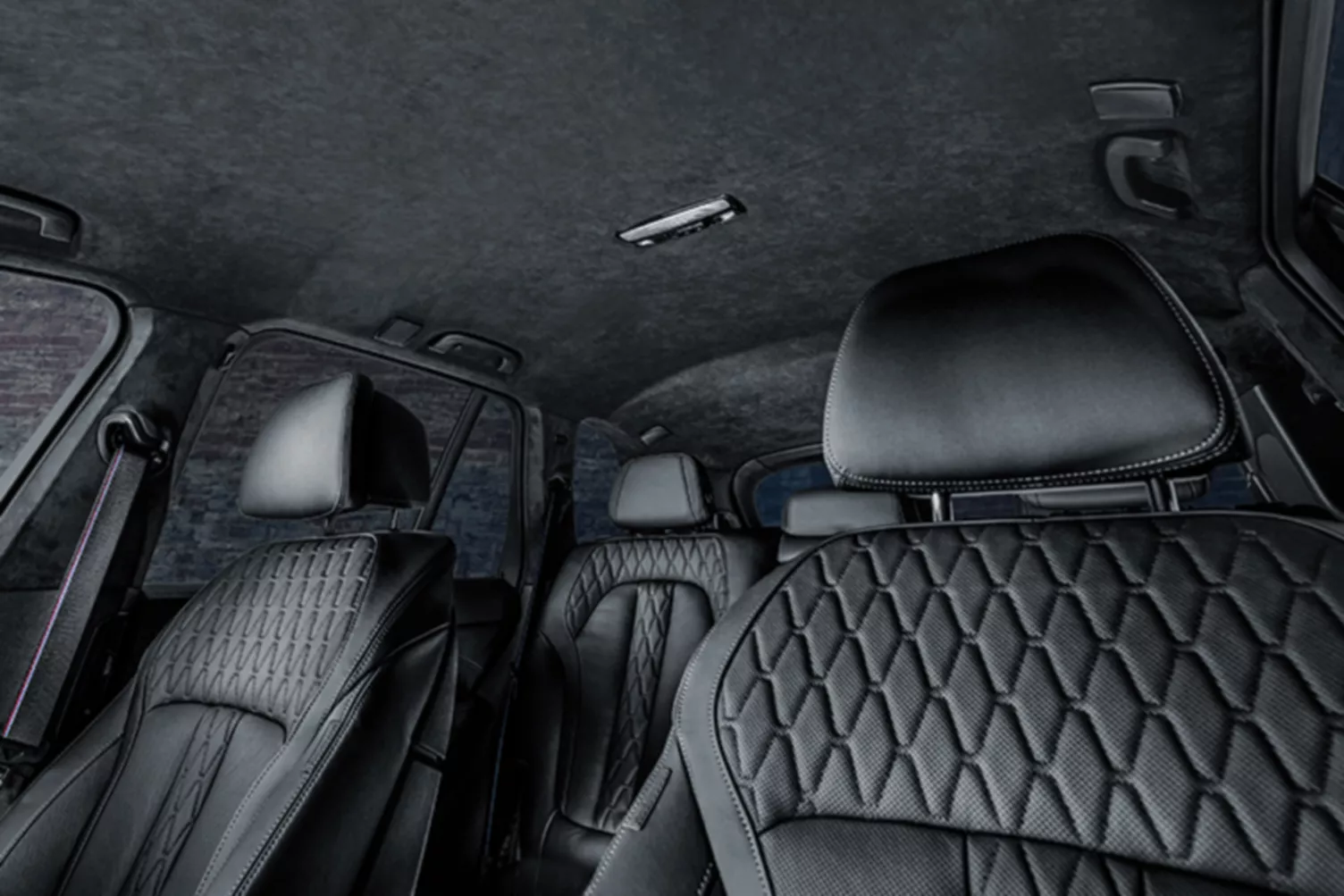 <p>BMW Individualピアノ・フィニッシュ・ブラック・トリムが、インテリアに高級感をプラス。ドライビングの喜びを一層高める空間。</p>