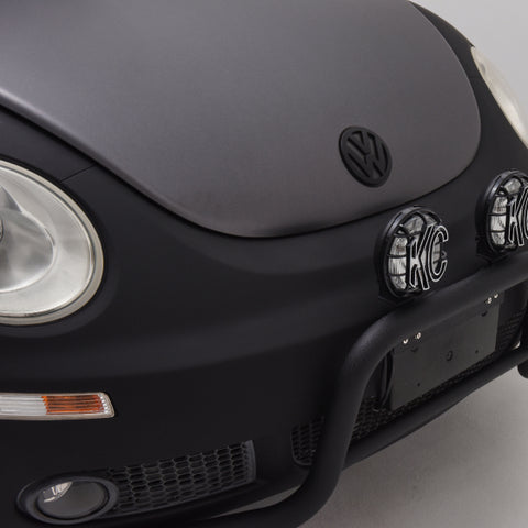 <p>フロントオフロードバンパーはLUDIXオリジナルの専用設計で、フォグランプマウントも備えた頑丈なスチール製。粉体塗装パウダーコーティングで仕上げられ、耐久性とデザイン性を両立。</p>