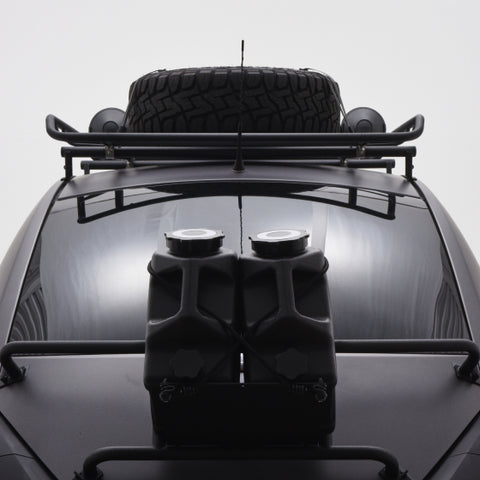 <p>ルーフキャリアも専用設計され、丈夫なスチール製で統一感のあるデザイン。リアゲートのキャンパーラックは機能性を重視し、アタッチメントを取り付けられるように仕上げられている。</p>