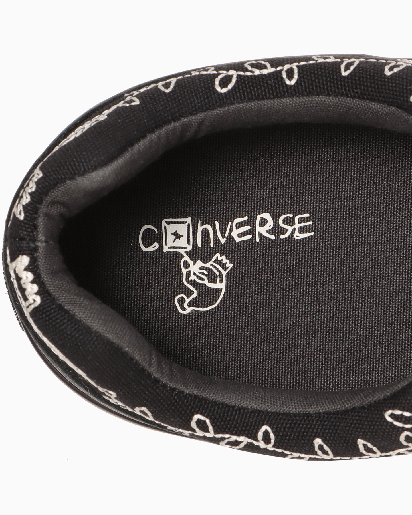 <p>高密度ウレタンフォームとラバースポンジのインソールを採用し、長時間の歩行でも快適な履き心地を提供。</p>