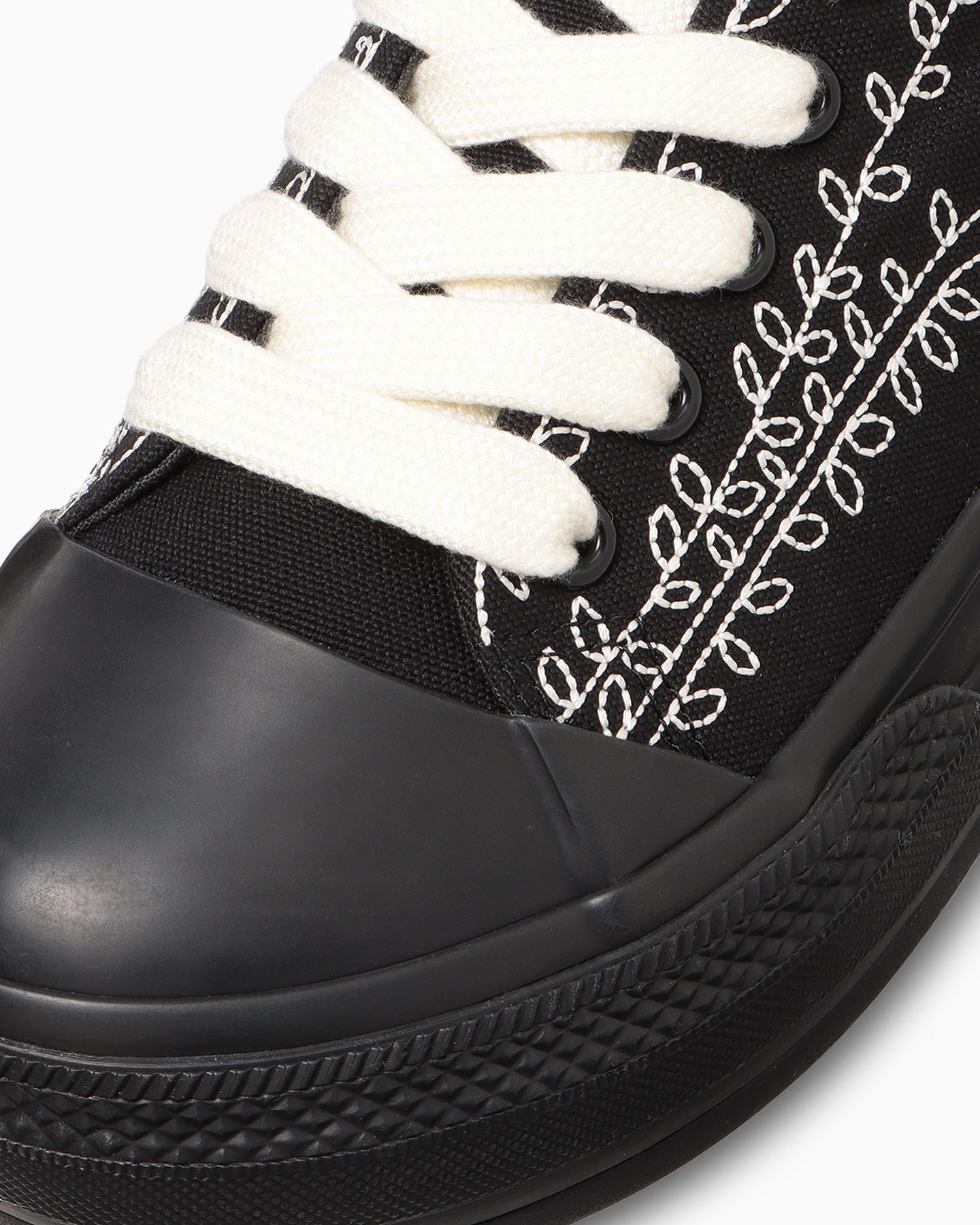 <p>パリの蚤の市で見つけたアンティークレースから着想を得たハンドステッチ調の刺繍が特徴。足元に個性的なアクセントを。</p>