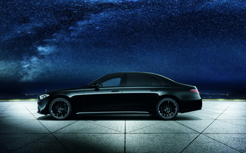 <p>内外装を黒で統一した特別仕様のSクラス。ナイトパッケージにより随所にブラックアクセントとブラックホイールを採用し、全体を引き締めたデザイン。</p>