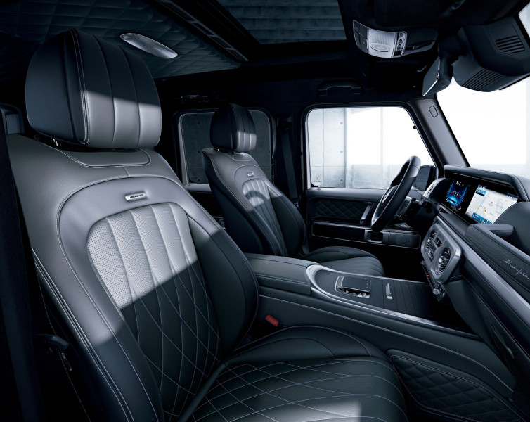 <p>インテリアには、Gクラス初となるMANUFAKTURフルレザーパッケージを採用。高品質なレザーが車内全体を包み込み、上質な空間を演出。</p>