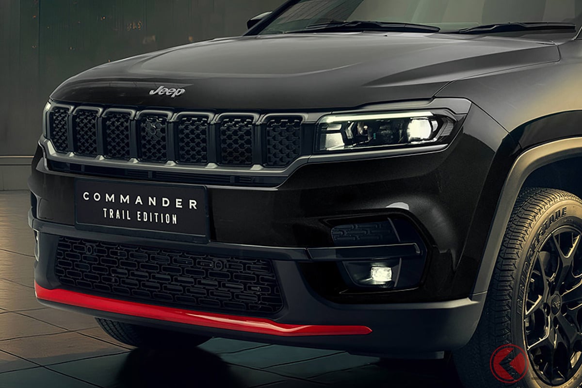 <p>Jeep®伝統の7スロットグリルとLEDヘッドライトが、洗練されたエクステリアデザインを演出。都市の街並みにも自然の中にも溶け込むスタイル。</p>