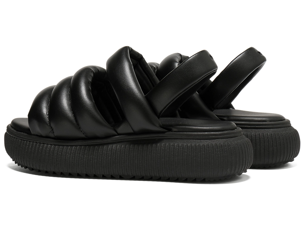 <p>サボテン由来のバイオ素材を使用したアッパーと、リサイクルPET素材24%を含む人工皮革のライニングを採用。環境に配慮した素材選びが特徴。</p>