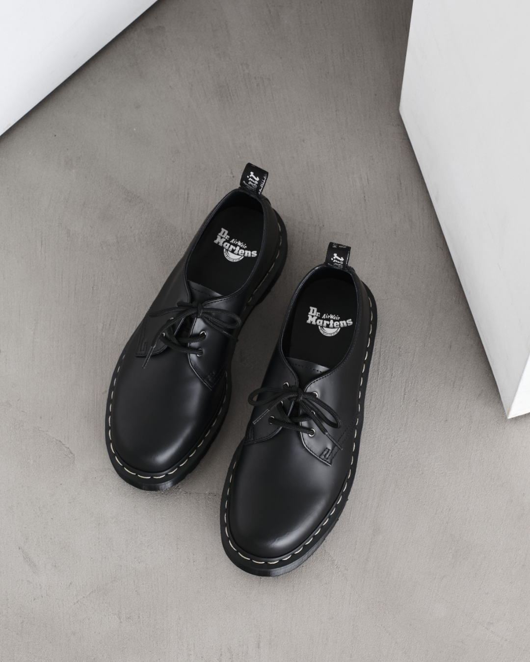 <p>「1460 ZIP BEX GREY STITCH」は、サイドジップとメタリックシルバーのアイレットを採用し、着脱が容易。付属のメタリックシルバー＆グレーのフラットレースで、スタイリングの幅が広がる。</p>