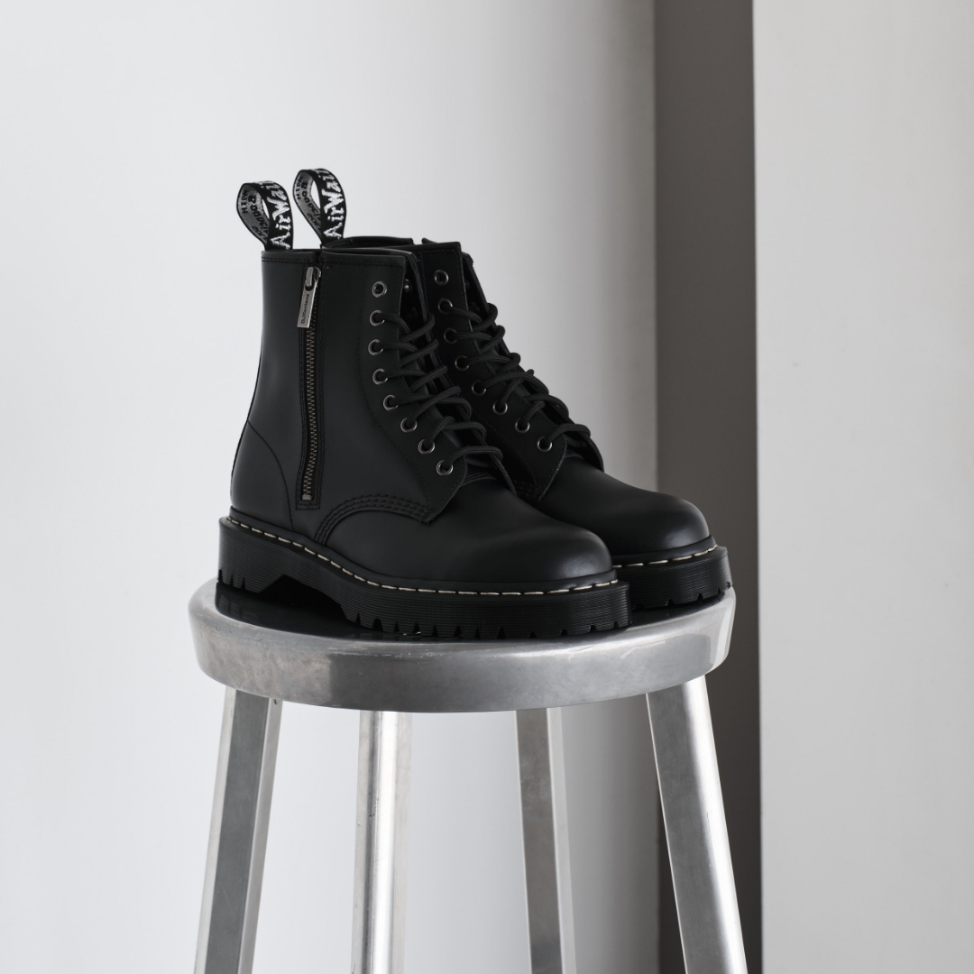 <p>日本限定の「グレーステッチ」コレクションは、ドクターマーチンの定番モデルにグレーのウェルトステッチを施した特別仕様。BEXソールを搭載し、アッパーからアウトソールまでブラックで統一されたデザインが特徴。</p>