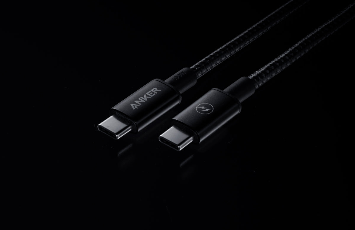 <p>fragment designのロゴと稲妻デザインを施したブラックカラーの限定モデル。スタイリッシュなデザインで持ち運びにも最適。コラボ仕様のUSBケーブルも付属。</p>