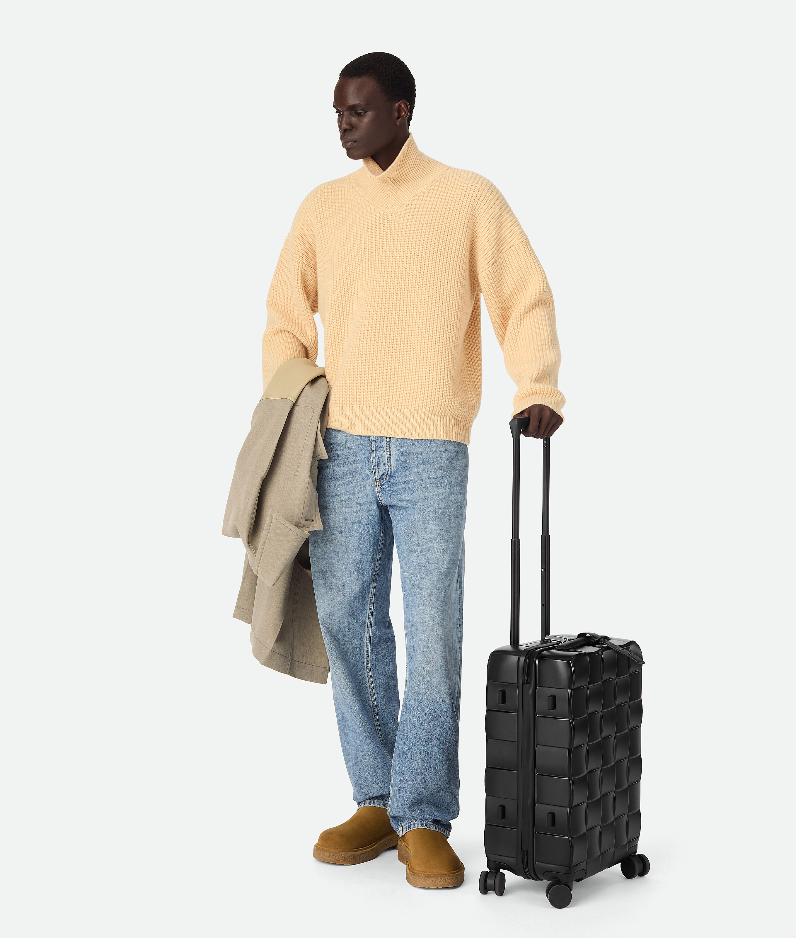 <p>イントレチャート柄のエンボス加工が施されたポリカーボネート製のスーツケース。サイズは機内持ち込み用(キャビン)と預け入れ用(チェックイン)の2種類。</p>