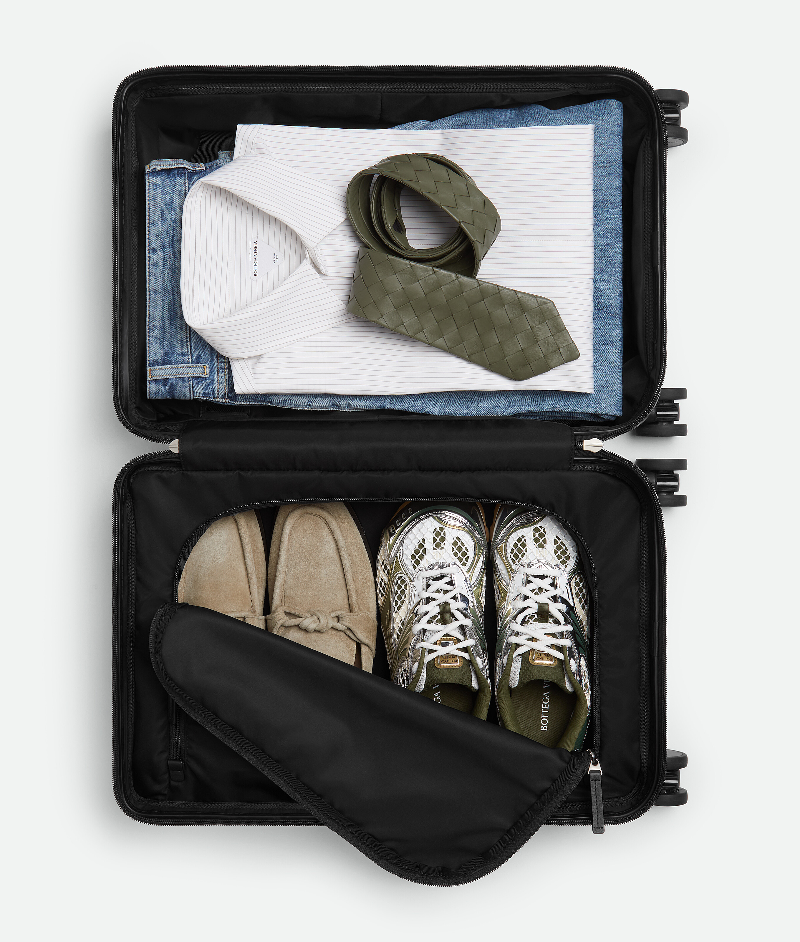 <p>内側はファスナー付きフラットポケットで仕切られており整理しやすい。</p>