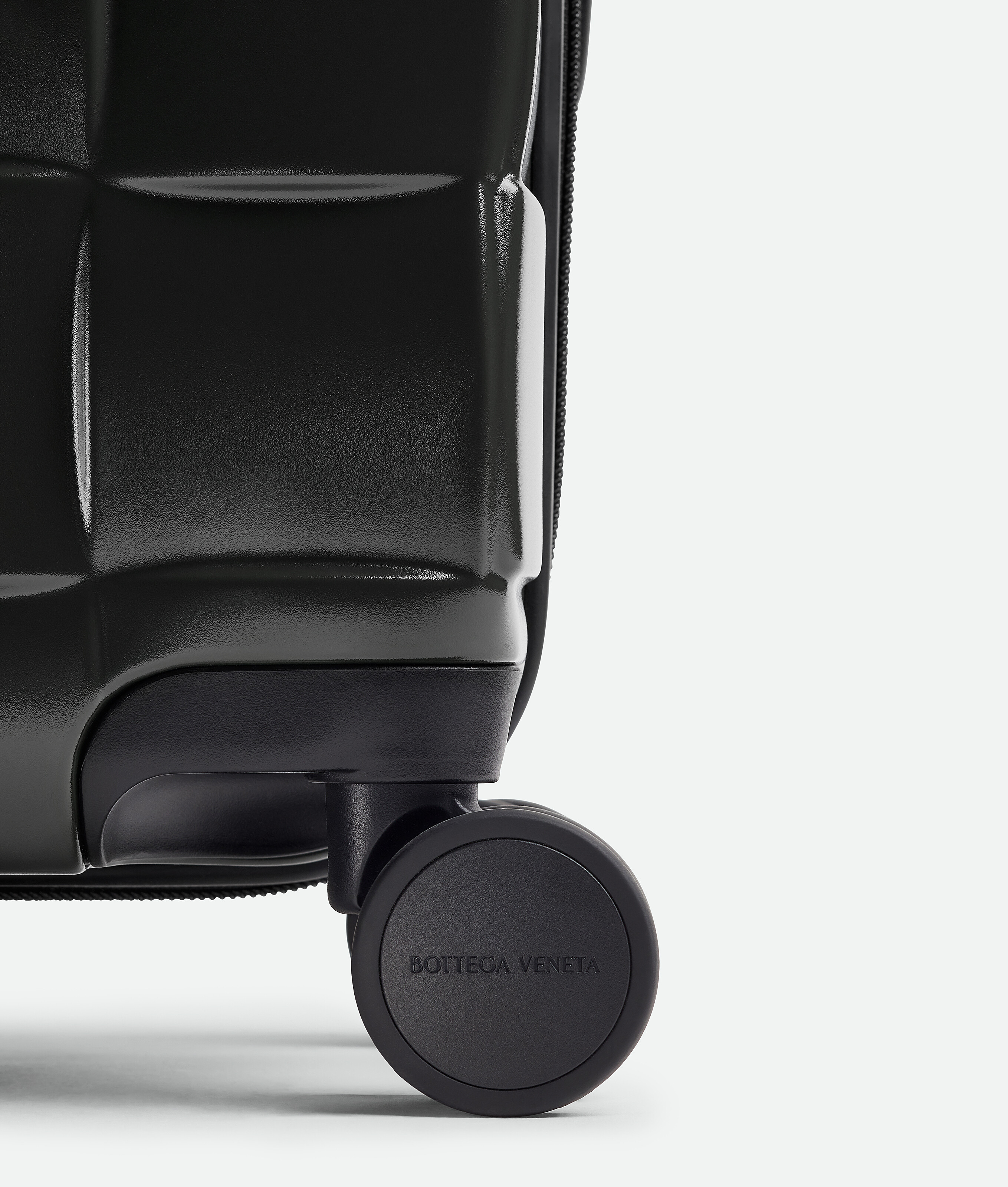 <p>ロックシステム付きファスナークロージャー、 360°回転する4輪ホイール、伸縮ハンドルなどスーツケースとしての便利で基本的な機能はもちろん備わっている。</p>