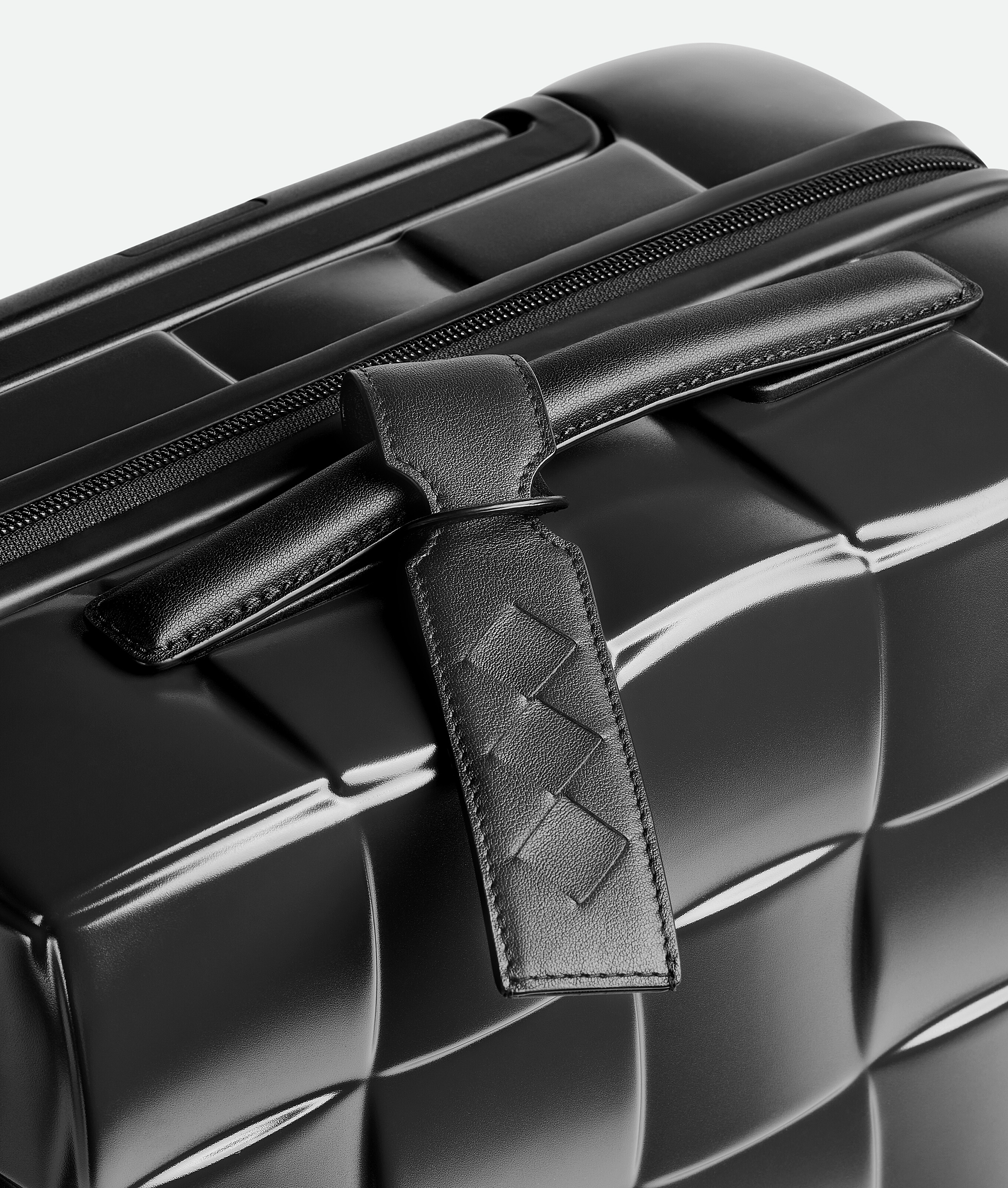 <p>イントレチャートレザーのタグホルダー（取り外し可能）がアクセントになっている。</p>