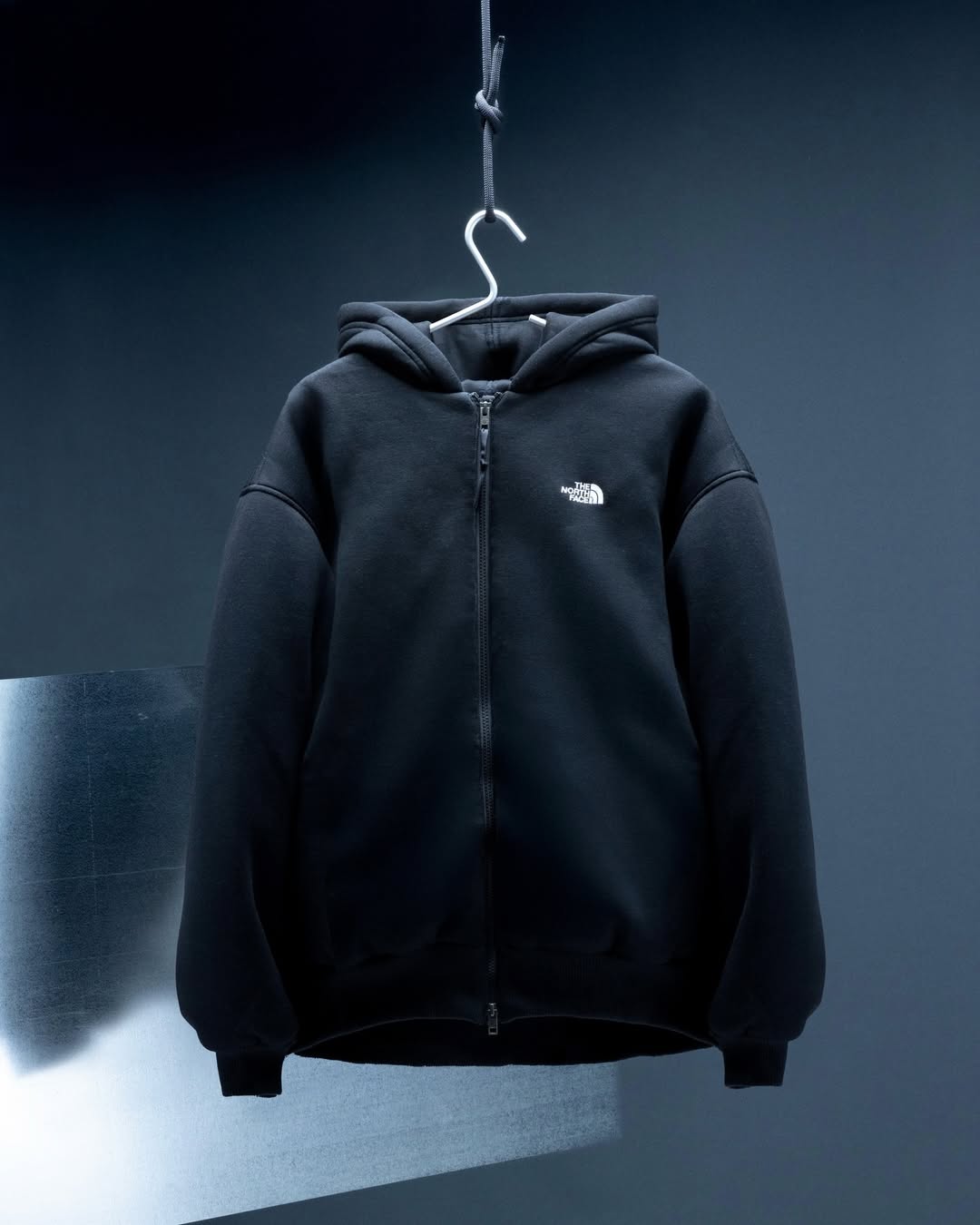 <p>レザーパック・インサレーテッドフーディはHEATSEEKER™合成断熱素材を使用し、ハンドポケットやセキュアなジップポケットを備える。カジュアルに着やすいリラックスフィット。</p>