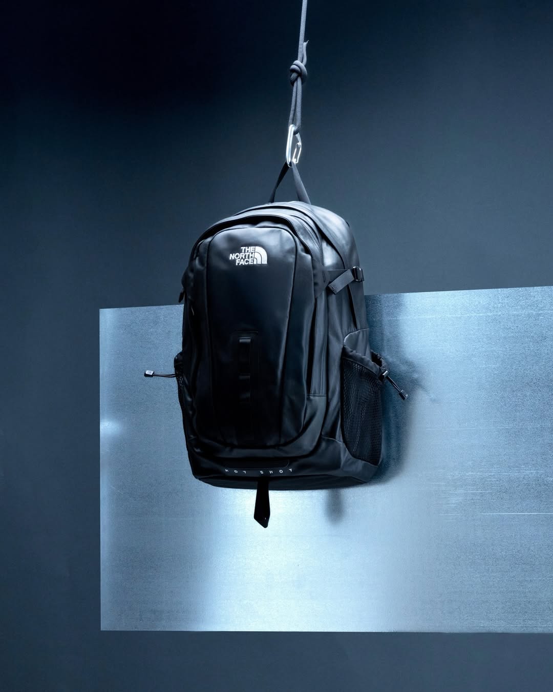 <p>牛革とリサイクルナイロンを組み合わせた26Lデイパックは、Hot Shotモデルがベース。15インチノートPCやハイドレーションスリーブ付きで通勤・アウトドア両方に対応。</p>