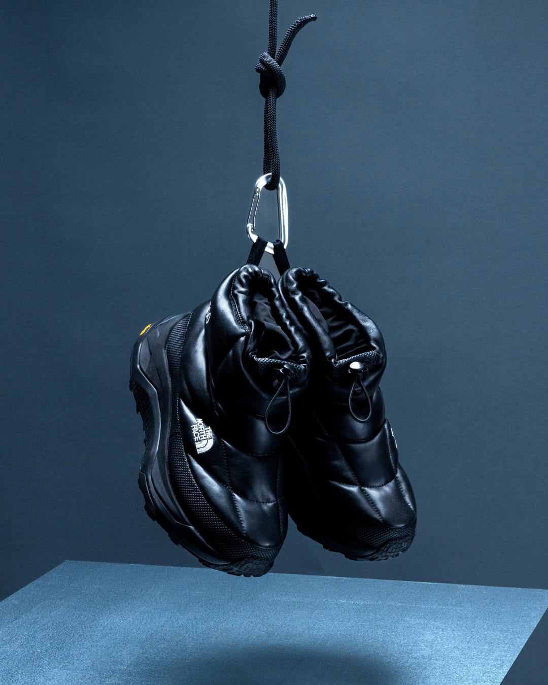 <p>ハイブリッドブーティはDREAMフォームミッドソールとVibram®アウトソールを搭載し、700フィルダウンで断熱。街中から山頂まで幅広い環境で快適に使える。</p>