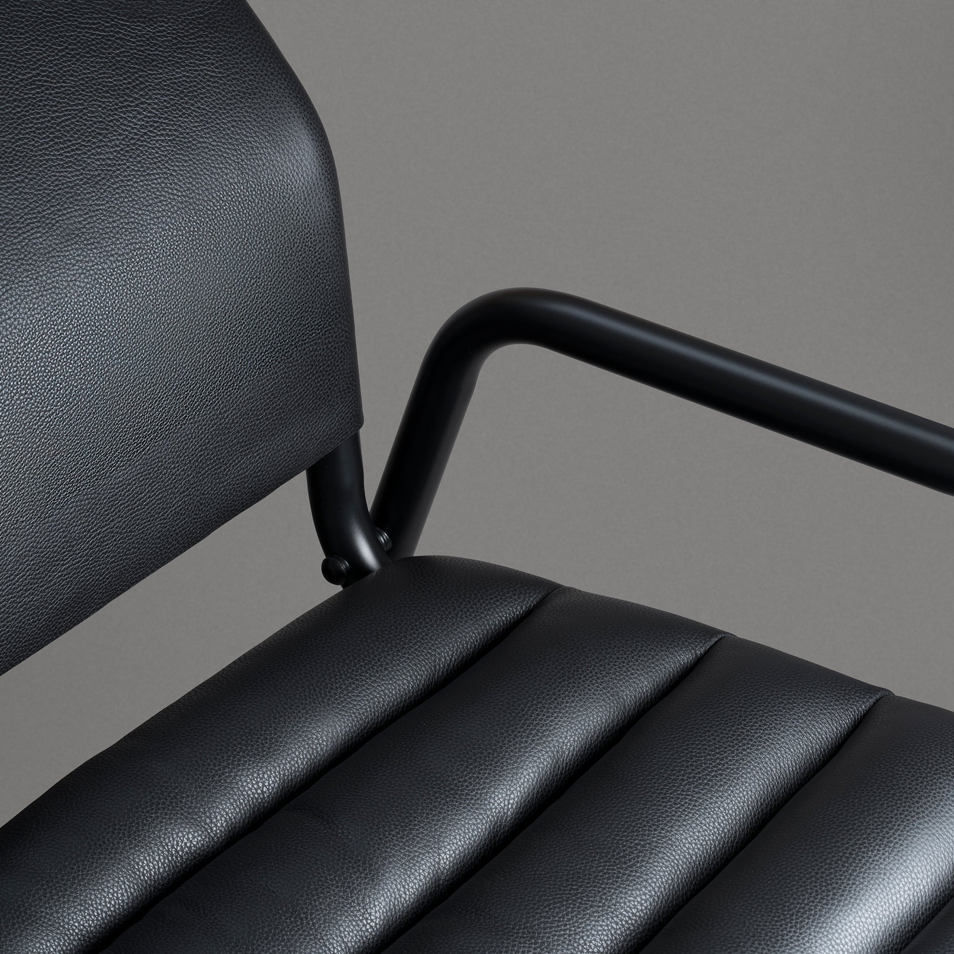 <p>座面と背もたれにイタリア製ブラックレザーを採用。トップグレインレザーとソフトなパッド入りで、快適な座り心地。長く使うほどにレザーが経年変化する。</p>