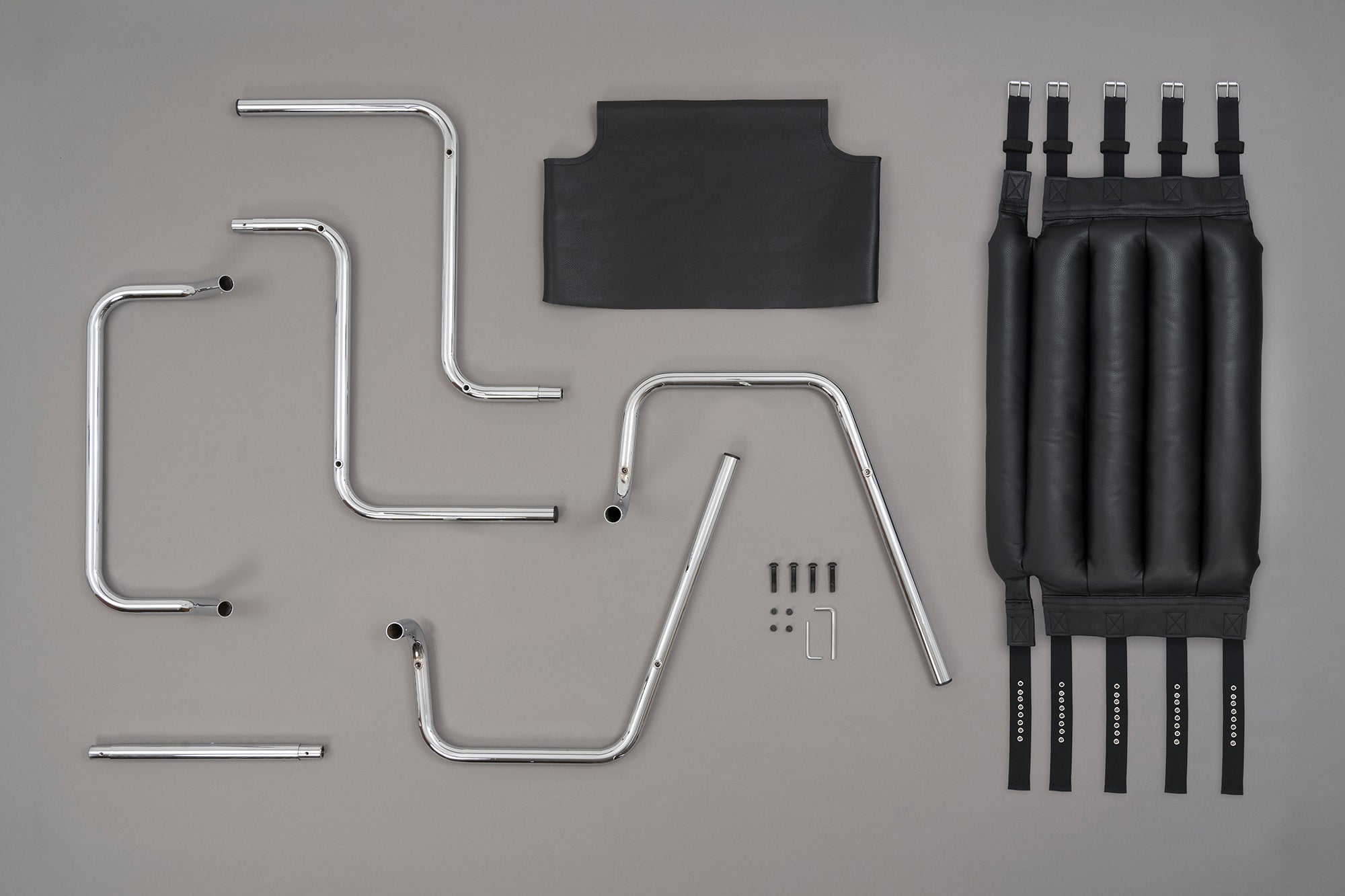 <p>1973年にGiorgio Armaniショールーム向けにMarcello Minaleが初回デザイン。組み立ては8本のネジで簡単、フラットパック梱包で搬送も容易。</p>