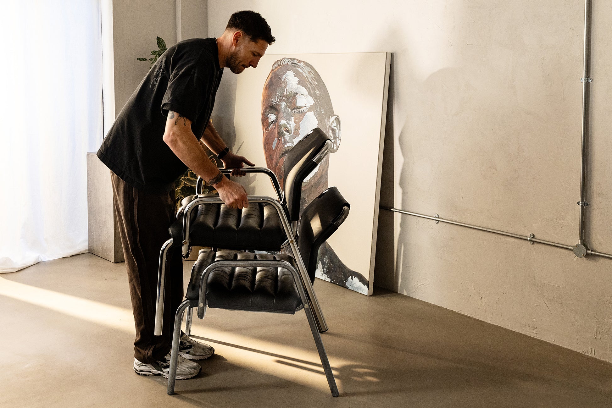 <p>最大4脚まで重ねて収納が可能なスタッキング仕様。限られたスペースでも複数利用や整理がしやすく、オフィスや自宅を問わず柔軟に活用できる。</p>