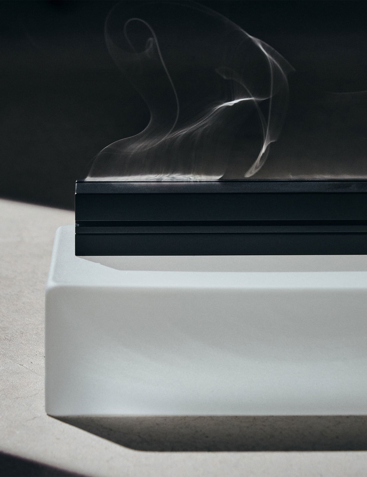 <p>線香を横倒しにして焚く独自設計の香炉。スリットから少しずつ広がる香煙を視覚的に楽しみながら、付属の不燃マットで安全にお香を使用できる。</p>