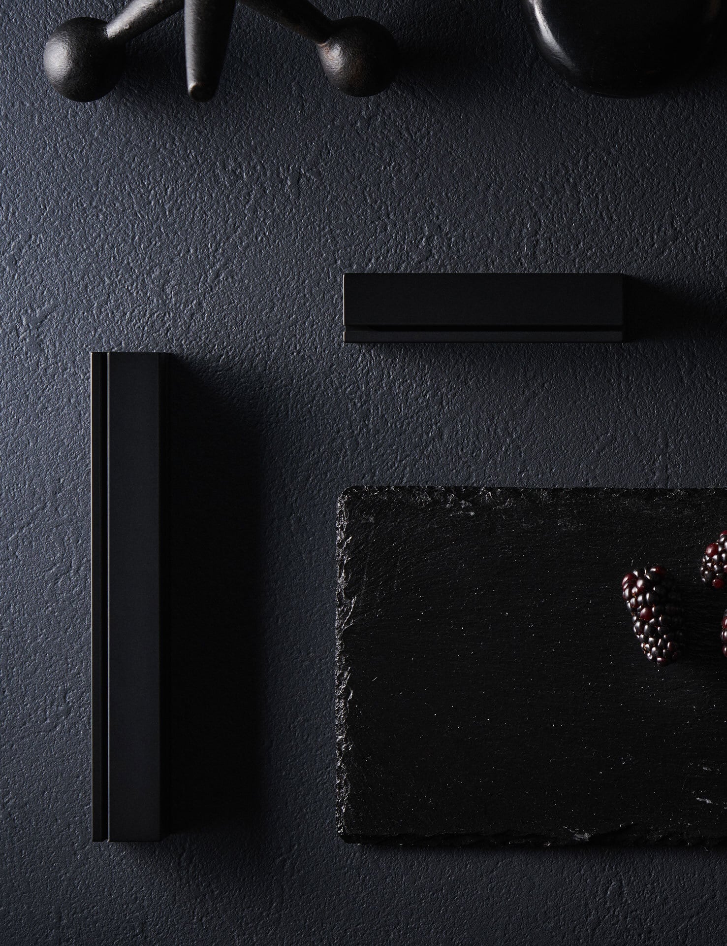 <p>真鍮素材にブラックコーティングを施した重厚な本体。香炉本体と揺らぐ香煙の有機的なコントラストが空間に特徴的な存在感をもたらす。</p>